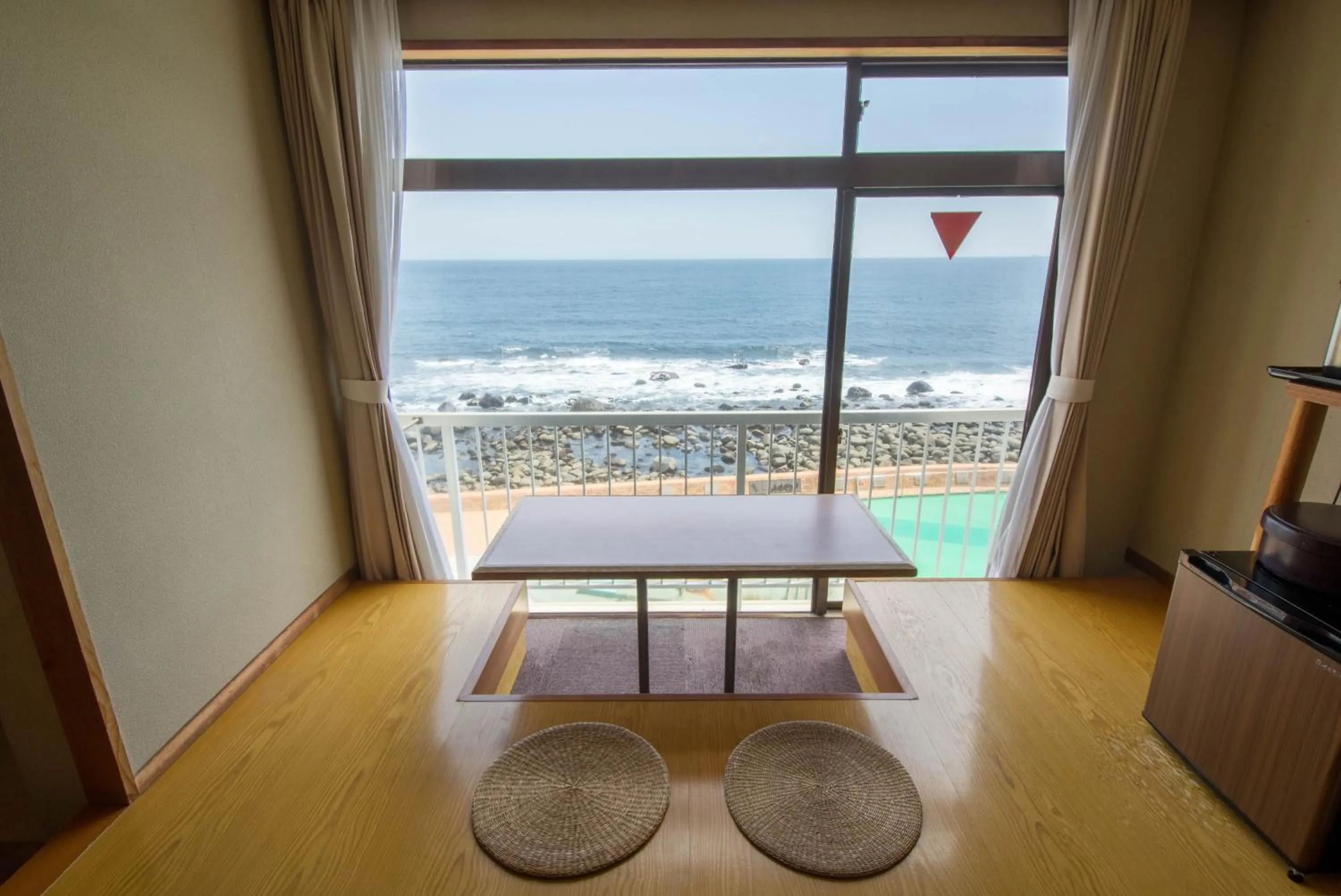 View (from property/room), Bed in Inatori Tokai Hotel Yuen