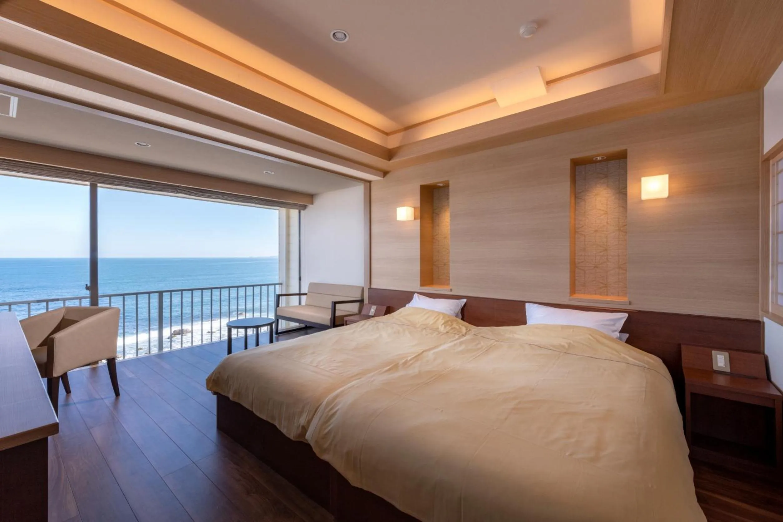 Bedroom, Bed in Inatori Tokai Hotel Yuen