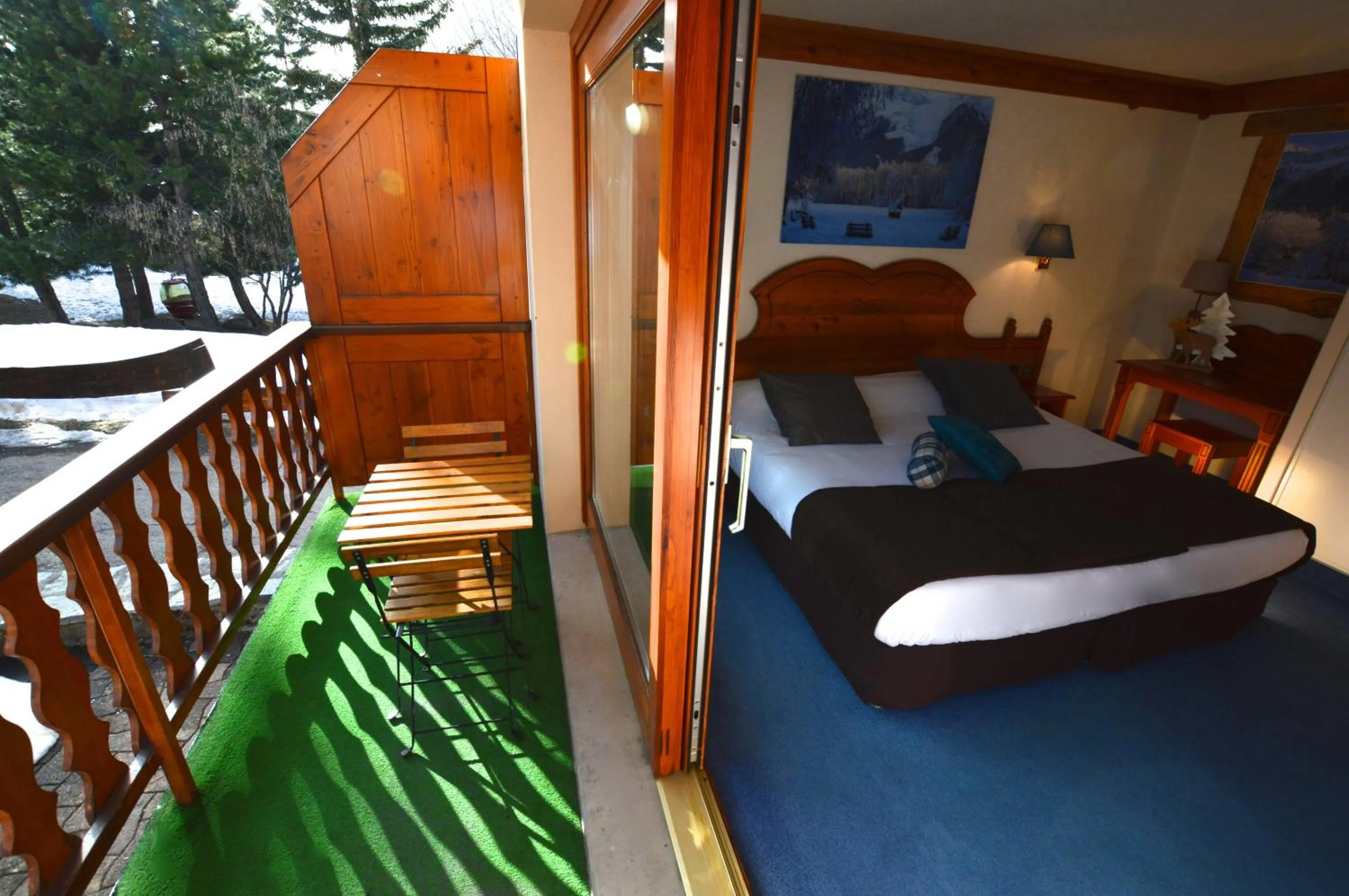 Balcony/Terrace, Bed in Hôtel Serre Palas