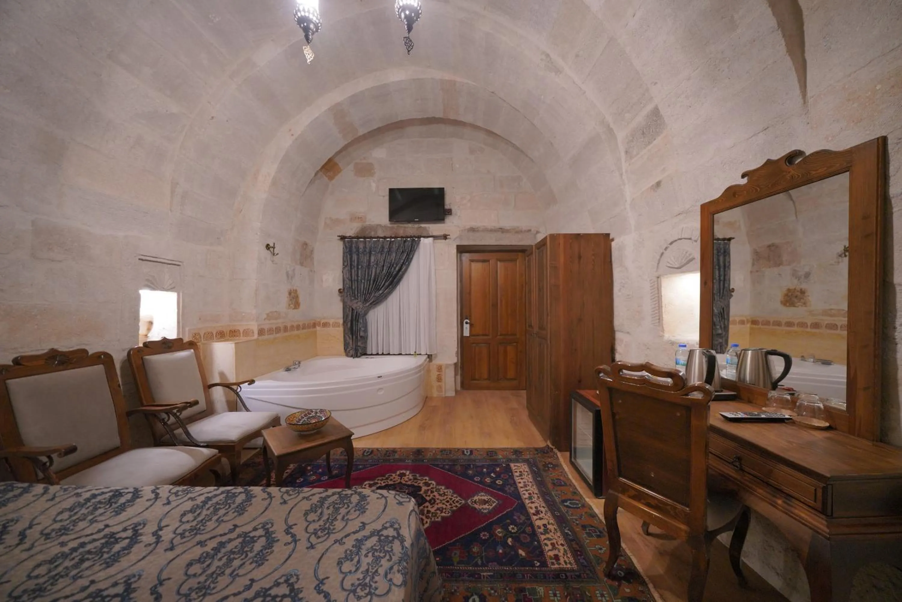 Photo of the whole room, Bed in Fairyland Cave Hotel