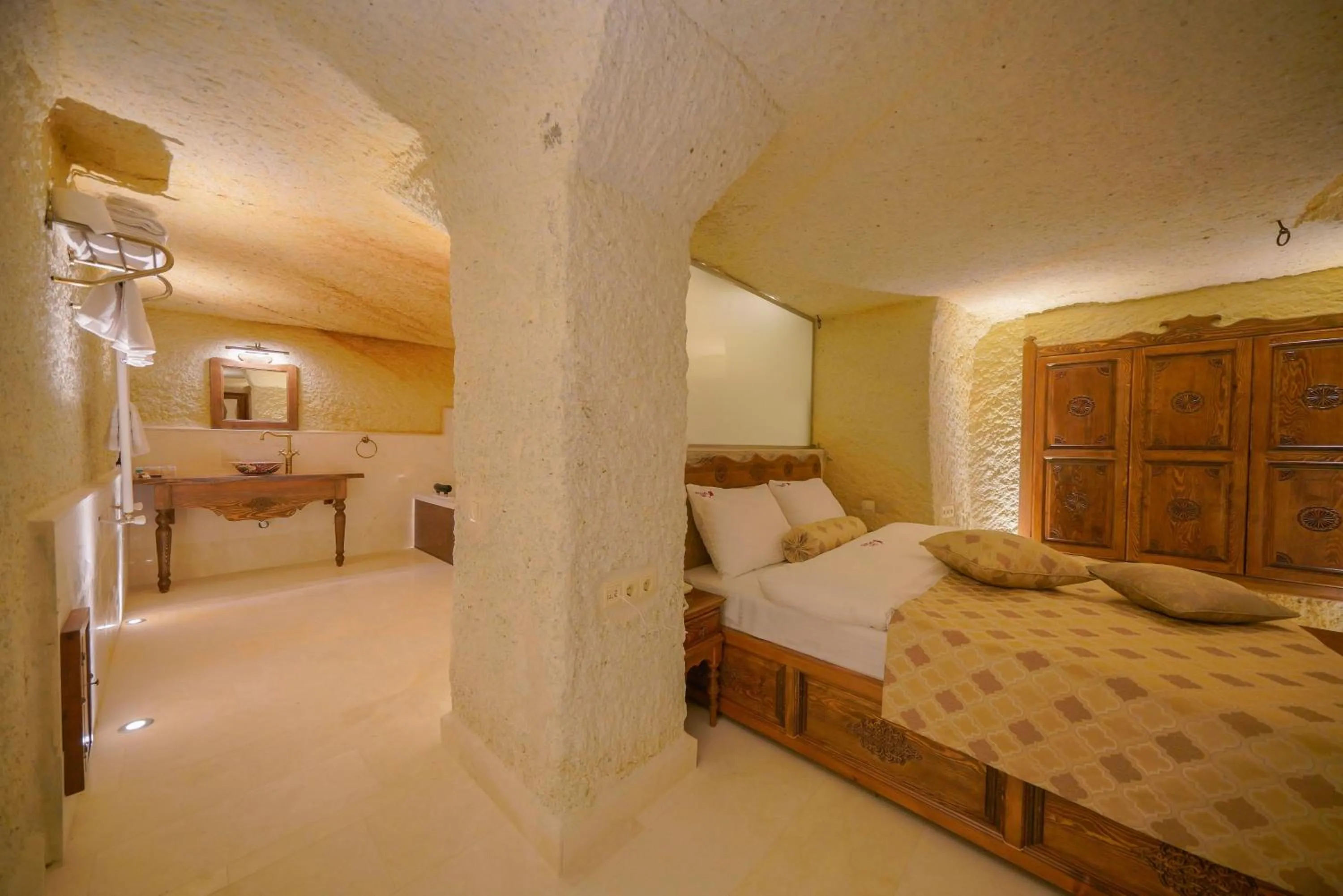 Photo of the whole room, Bed in Fairyland Cave Hotel