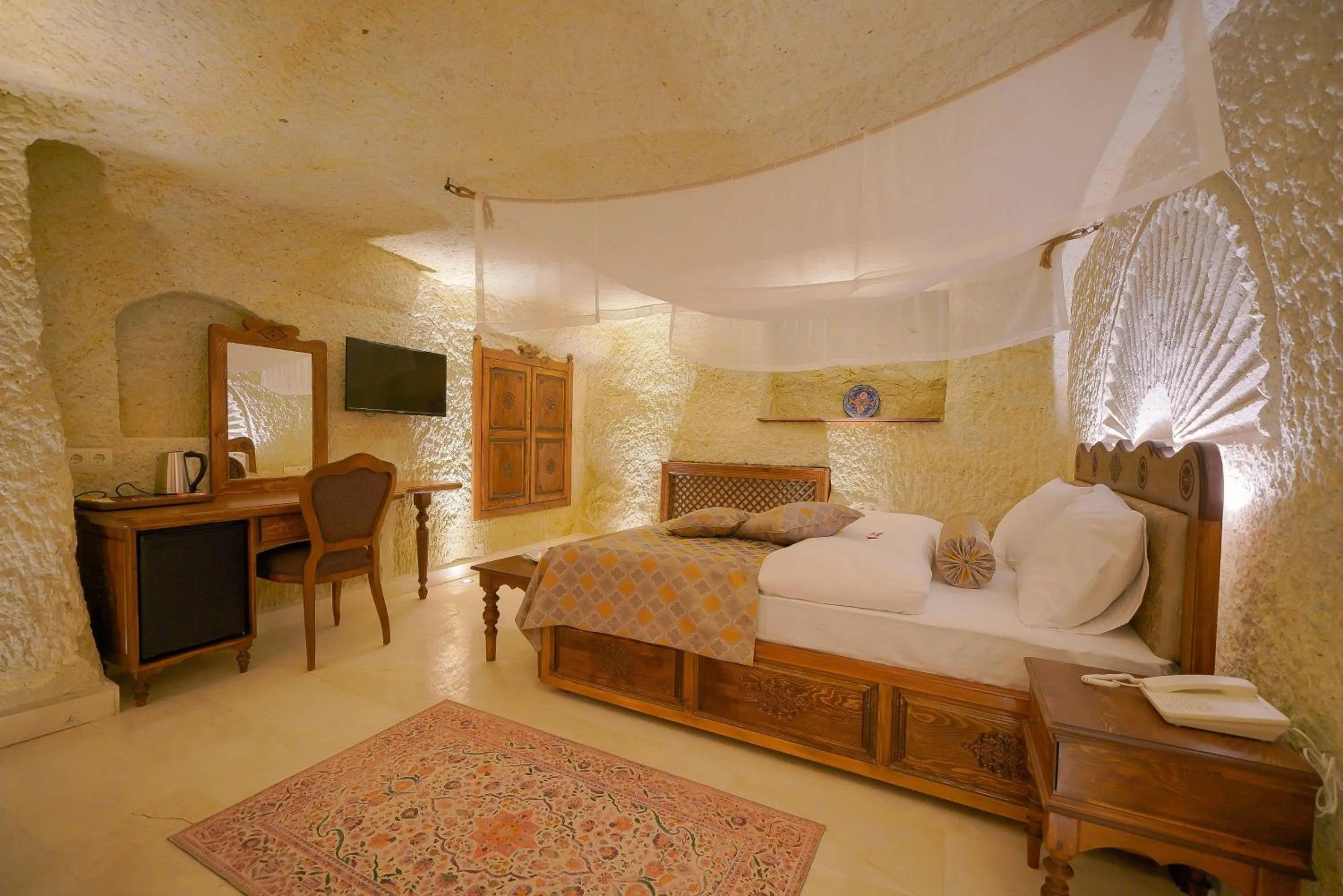 Photo of the whole room, Bed in Fairyland Cave Hotel