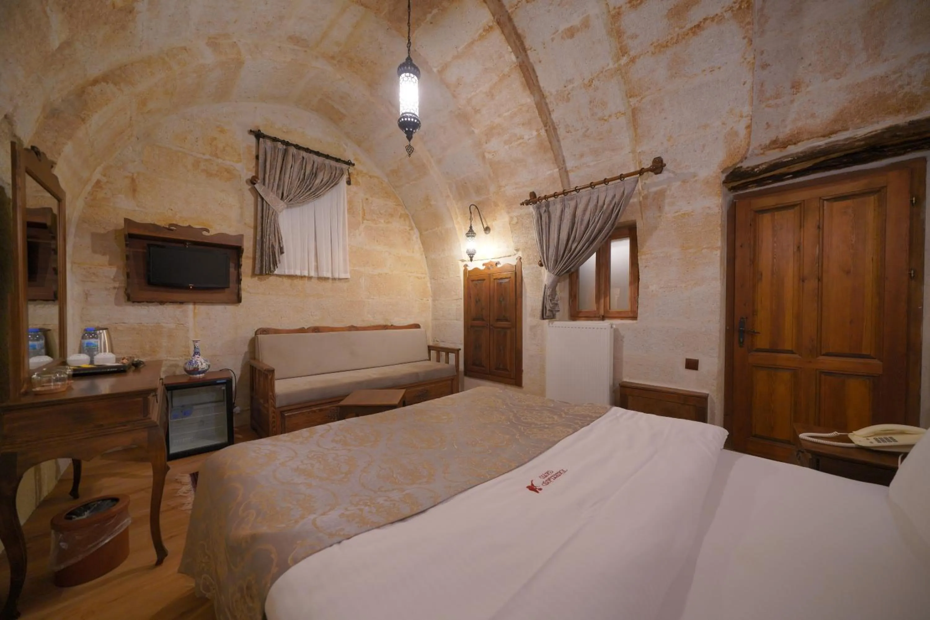 Photo of the whole room, Bed in Fairyland Cave Hotel