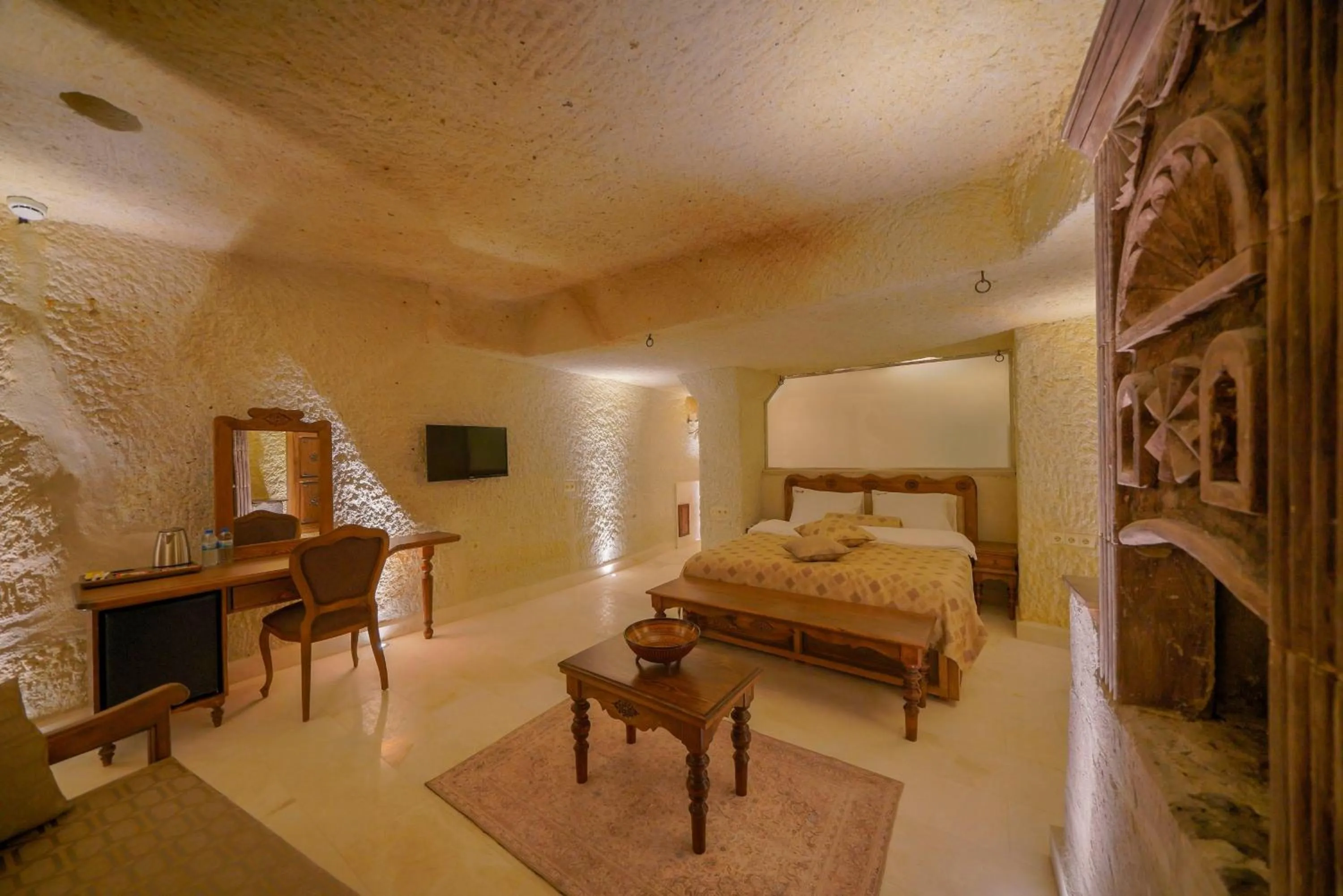 Photo of the whole room, Bed in Fairyland Cave Hotel