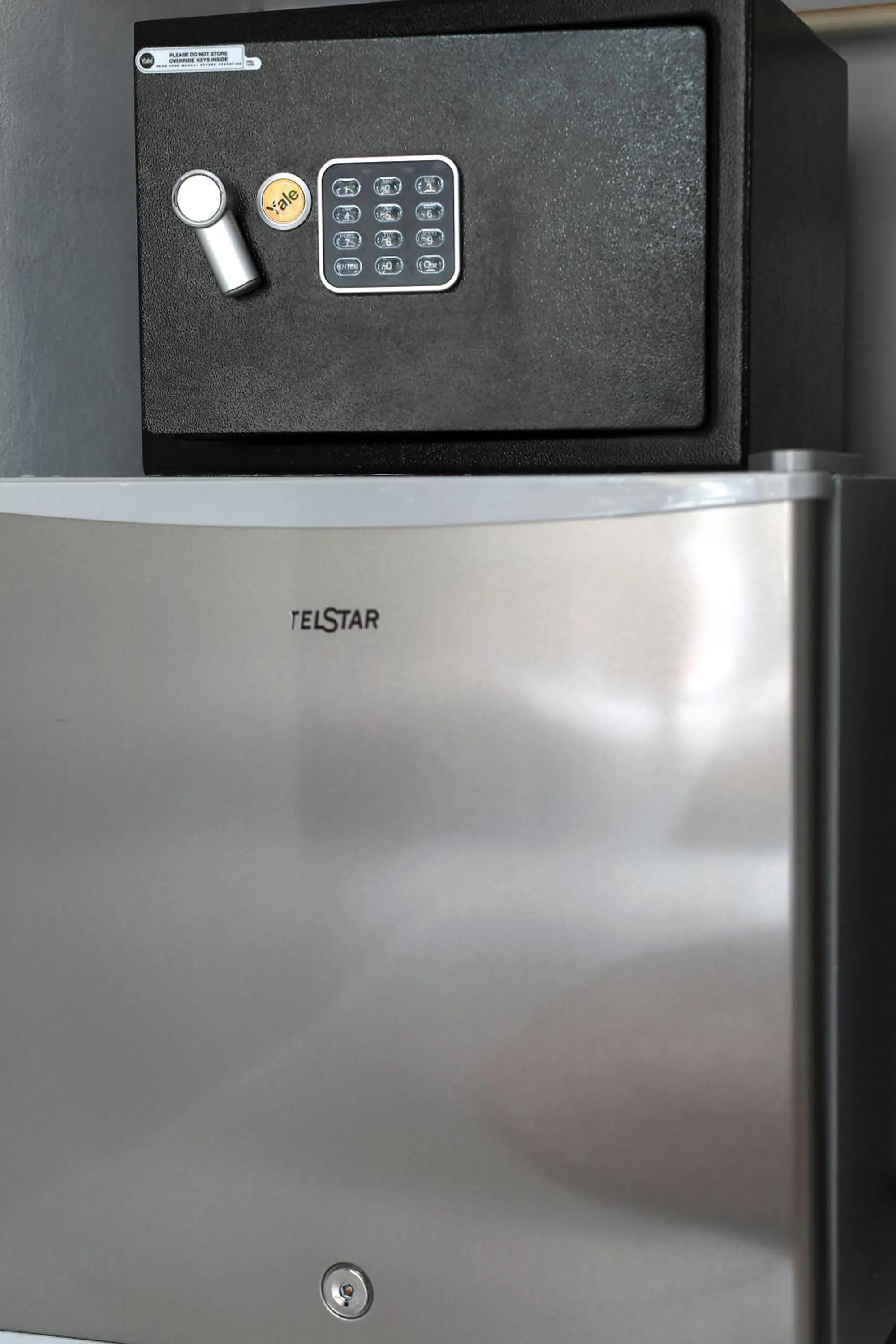 oven in Igloo Beach Lodge