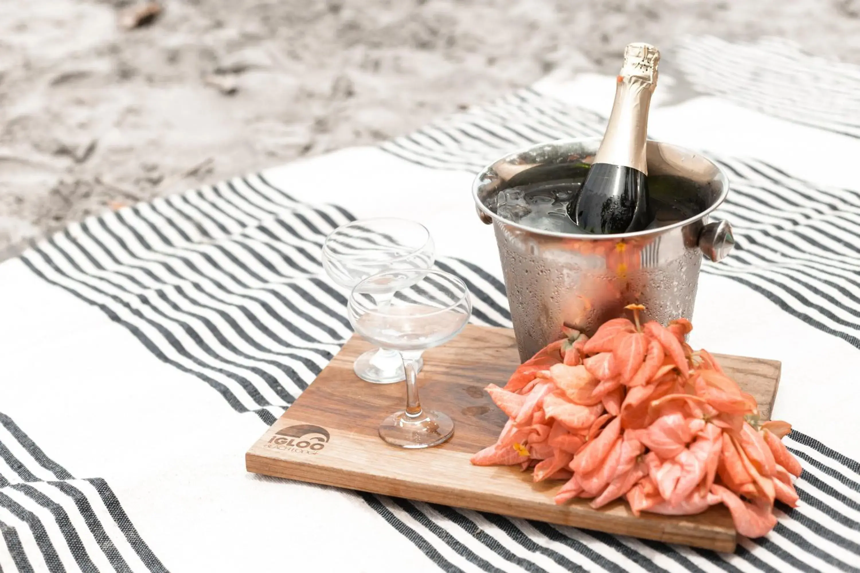 Food and drinks in Igloo Beach Lodge Food and drinks in Igloo Beach Lodge