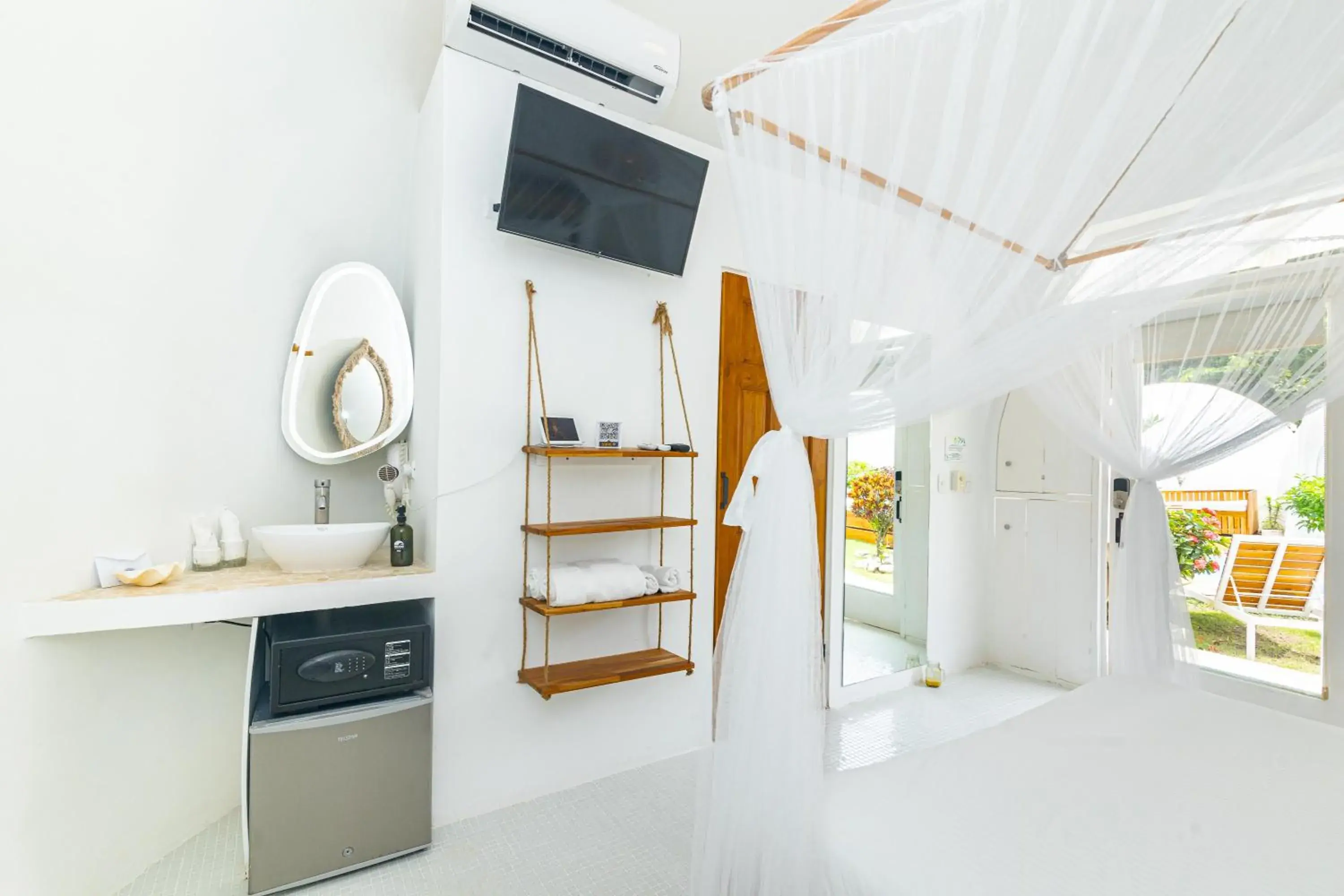 Bed in Igloo Beach Lodge Bed in Igloo Beach Lodge