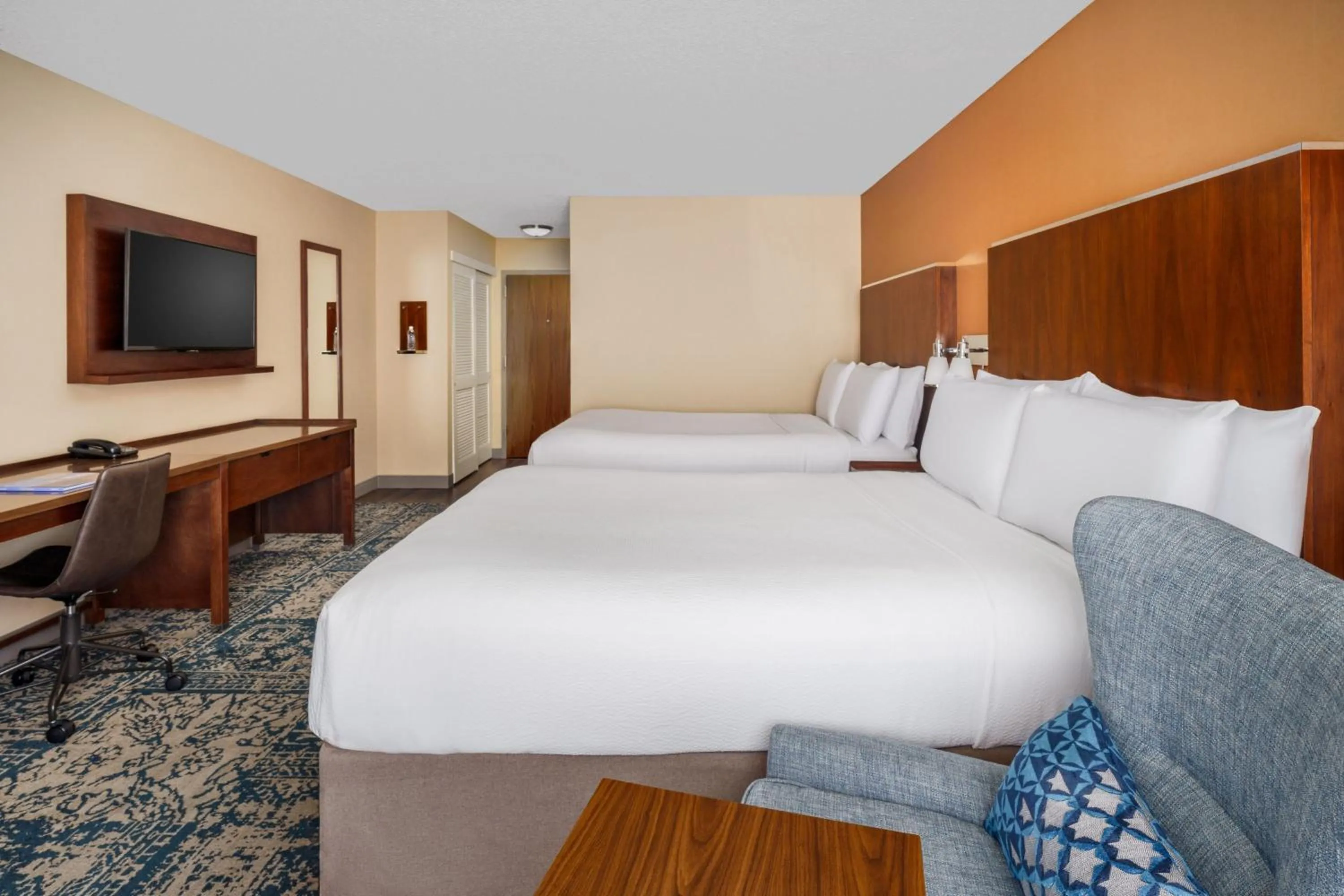 Photo of the whole room, Bed in Four Points by Sheraton Pleasanton