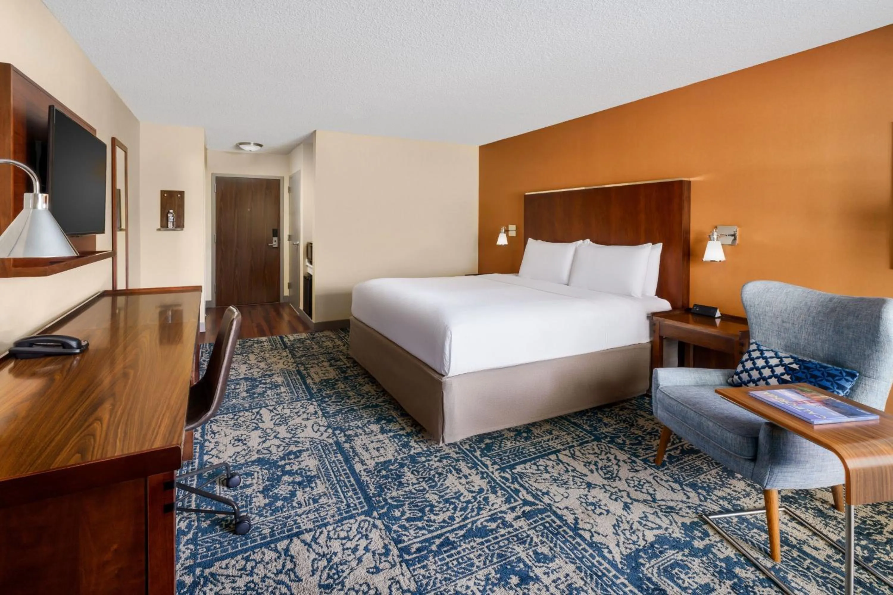 Photo of the whole room, Bed in Four Points by Sheraton Pleasanton