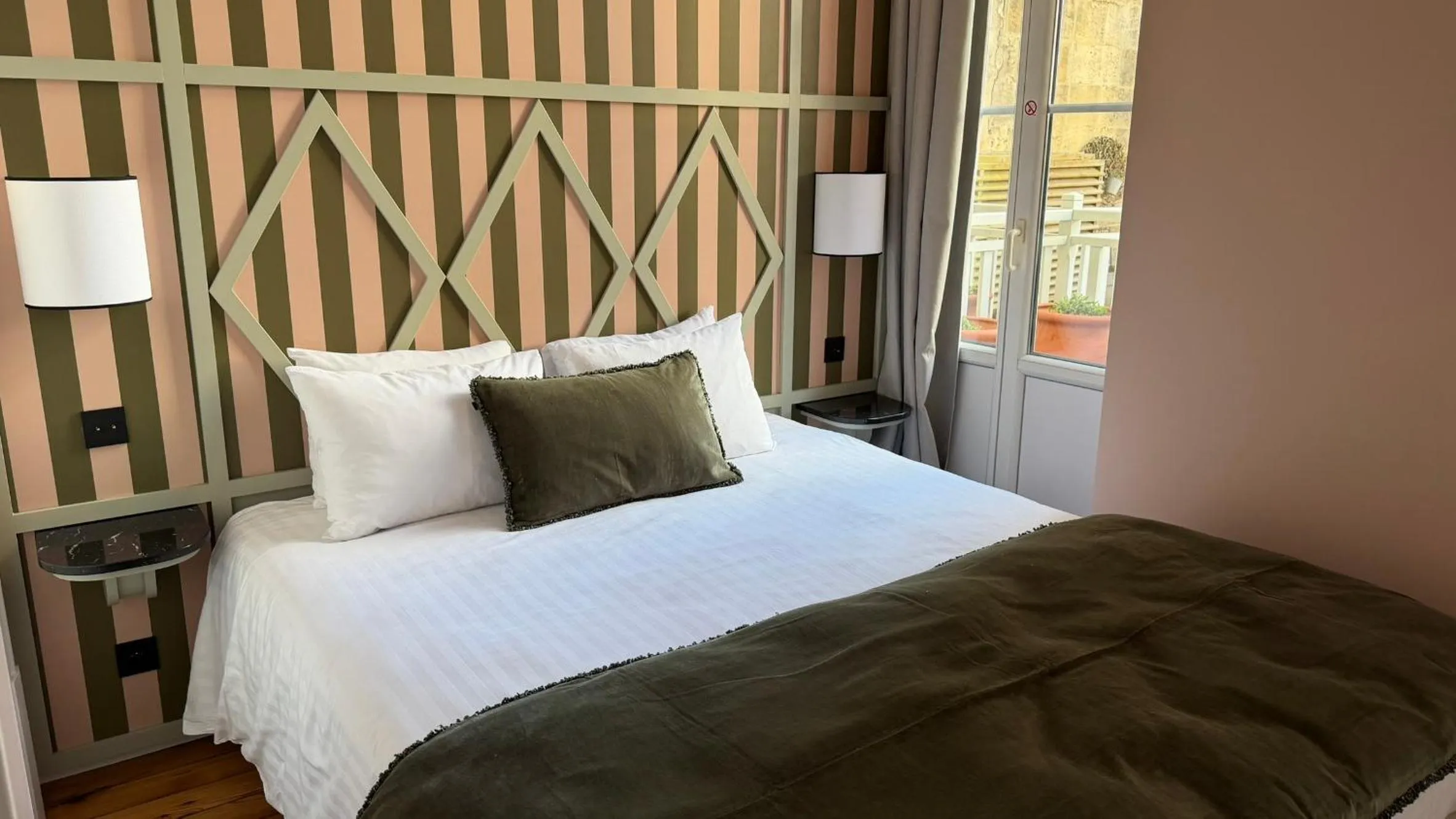 Bedroom, Bed in Hôtel Le Clos Huguerie - Boutique Hôtel - Bordeaux Centre