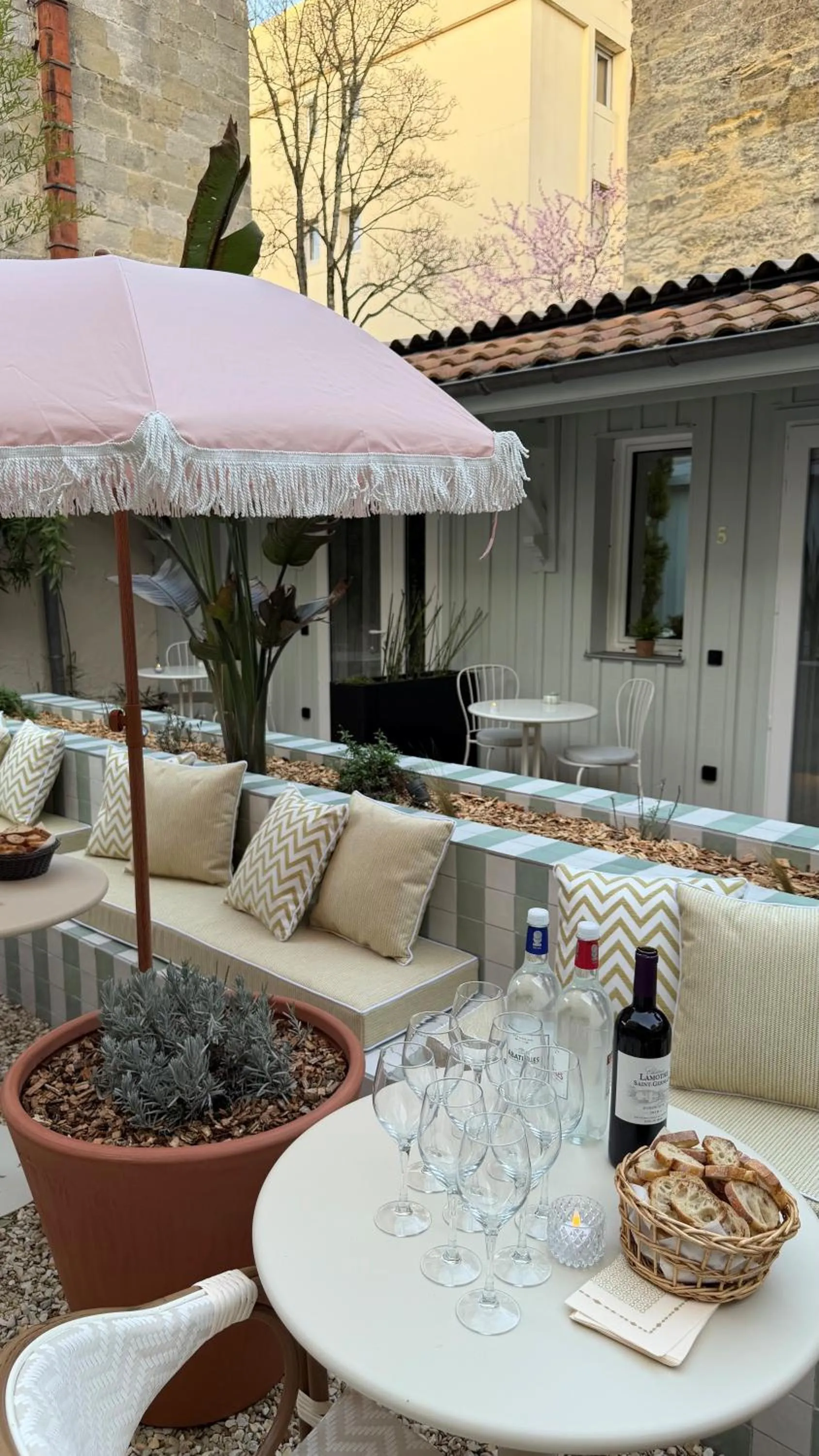 Patio in Hôtel Le Clos Huguerie - Boutique Hôtel - Bordeaux Centre