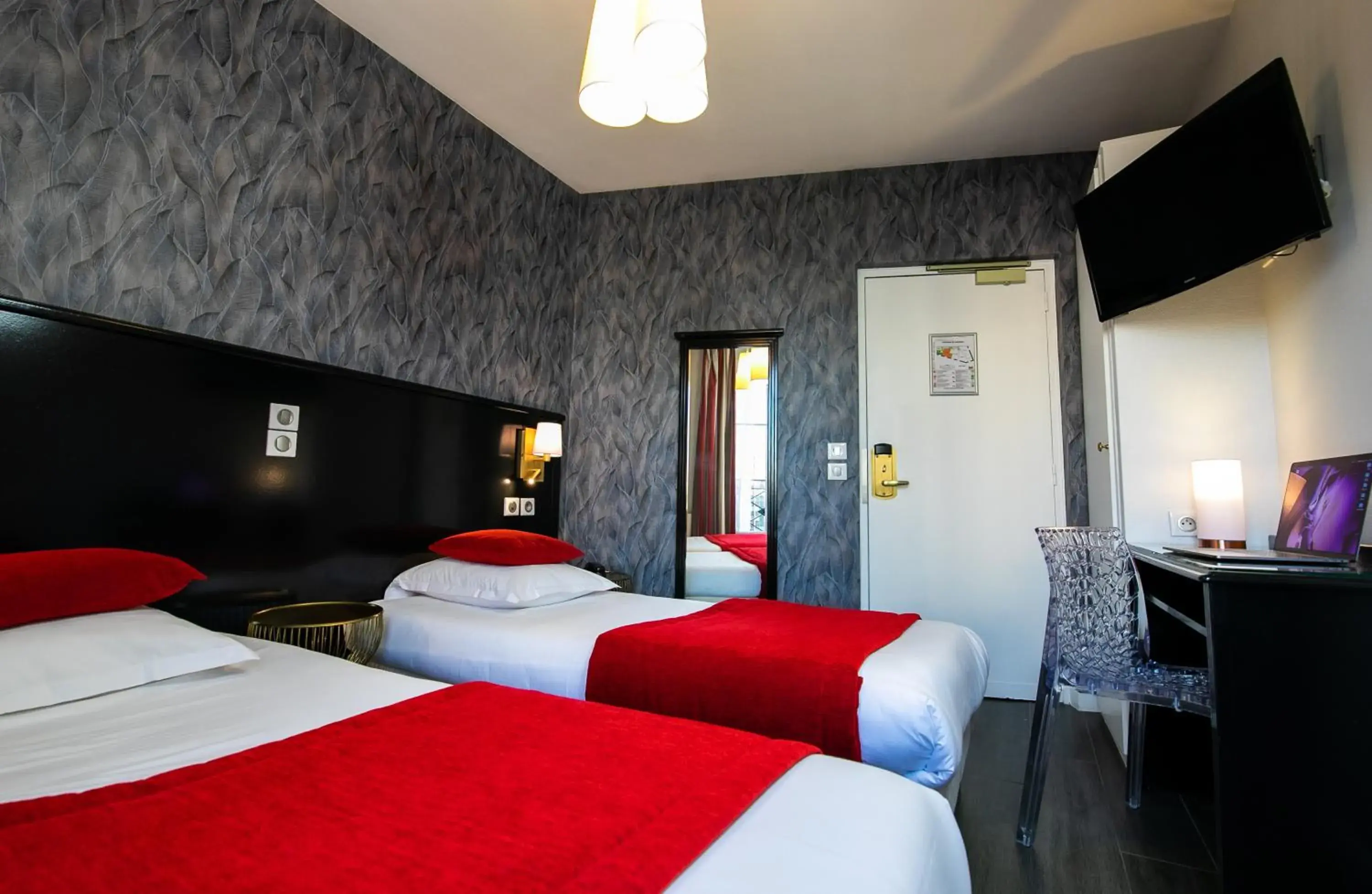 Coffee/tea facilities, Bed in Eiffel Villa Garibaldi Coffee/tea facilities, Bed in Eiffel Villa Garibaldi