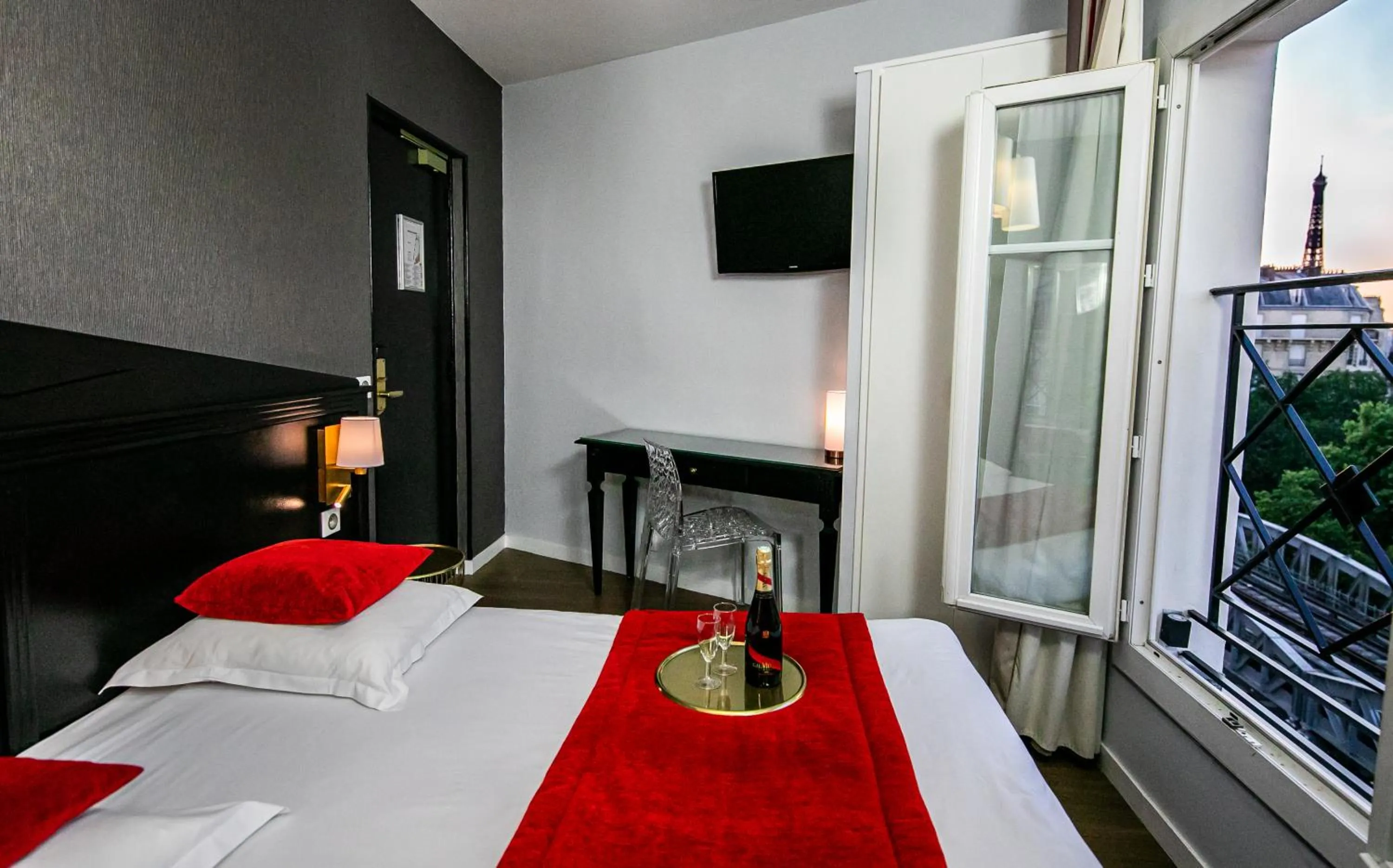 Bedroom, Bed in Eiffel Villa Garibaldi