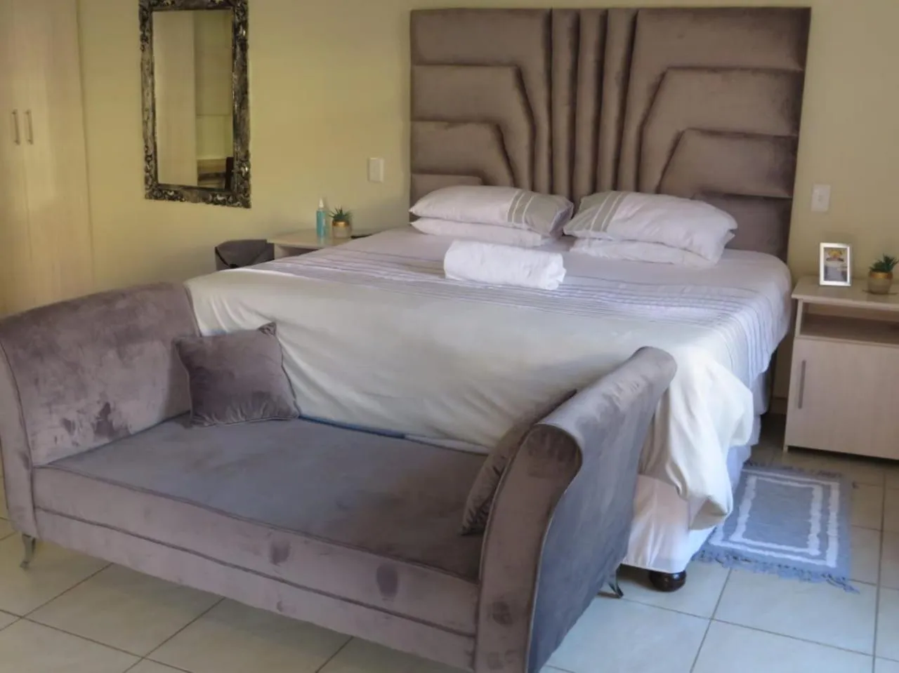 Bedroom, Bed in Kgatholoha guest house