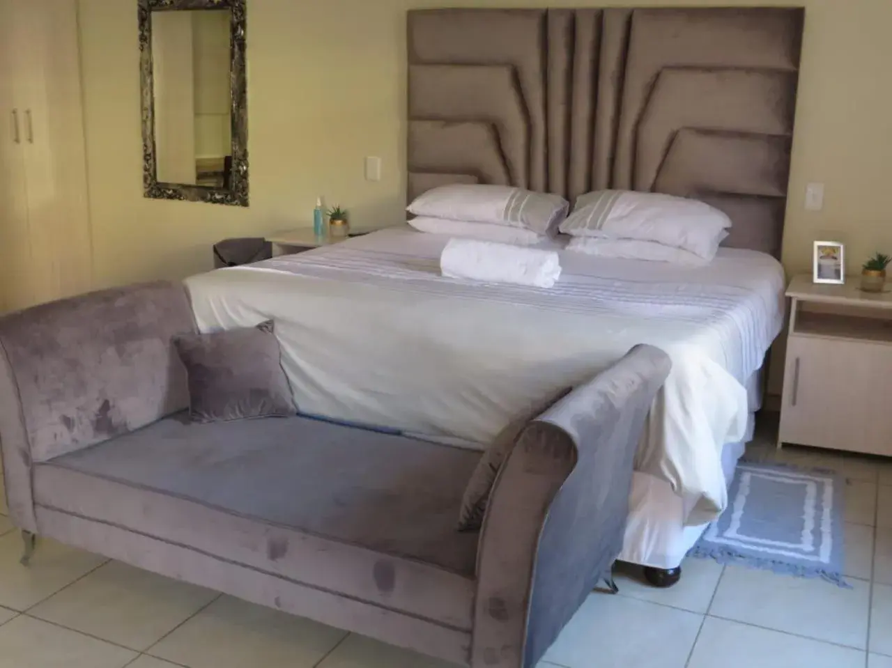 Deluxe King Suite in Kgatholoha guest house Deluxe King Suite in Kgatholoha guest house