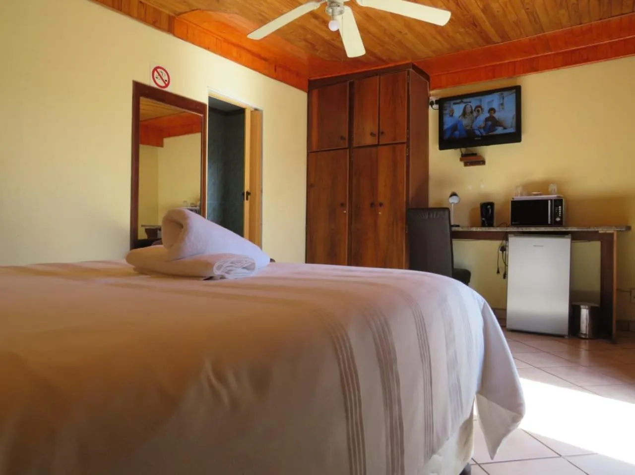 Bedroom, Bed in Kgatholoha guest house