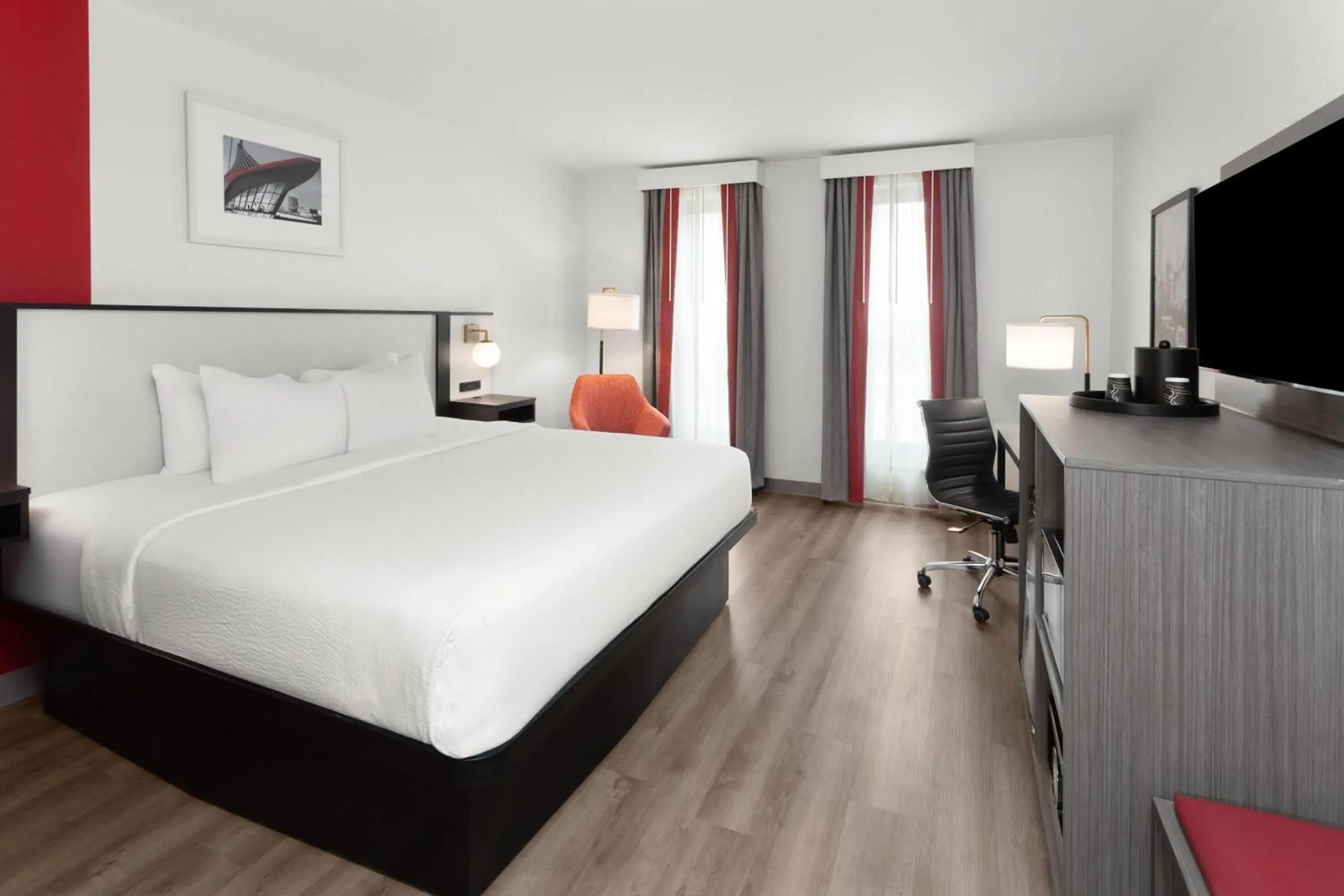 Photo of the whole room, Bed in Ramada by Wyndham Milwaukee Photo of the whole room, Bed in Ramada by Wyndham Milwaukee