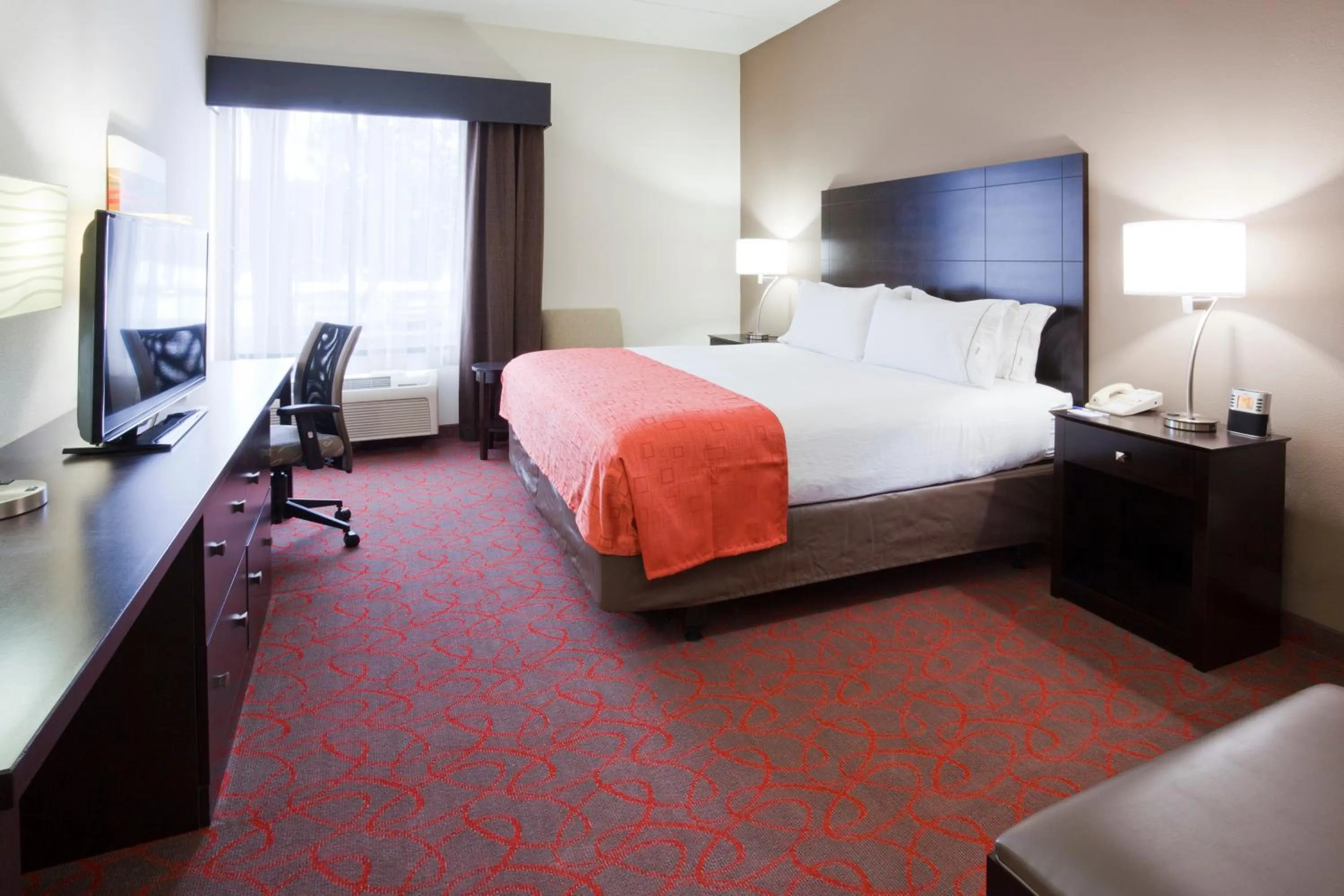 Photo of the whole room, Bed in Holiday Inn Express & Suites Bloomington West by IHG