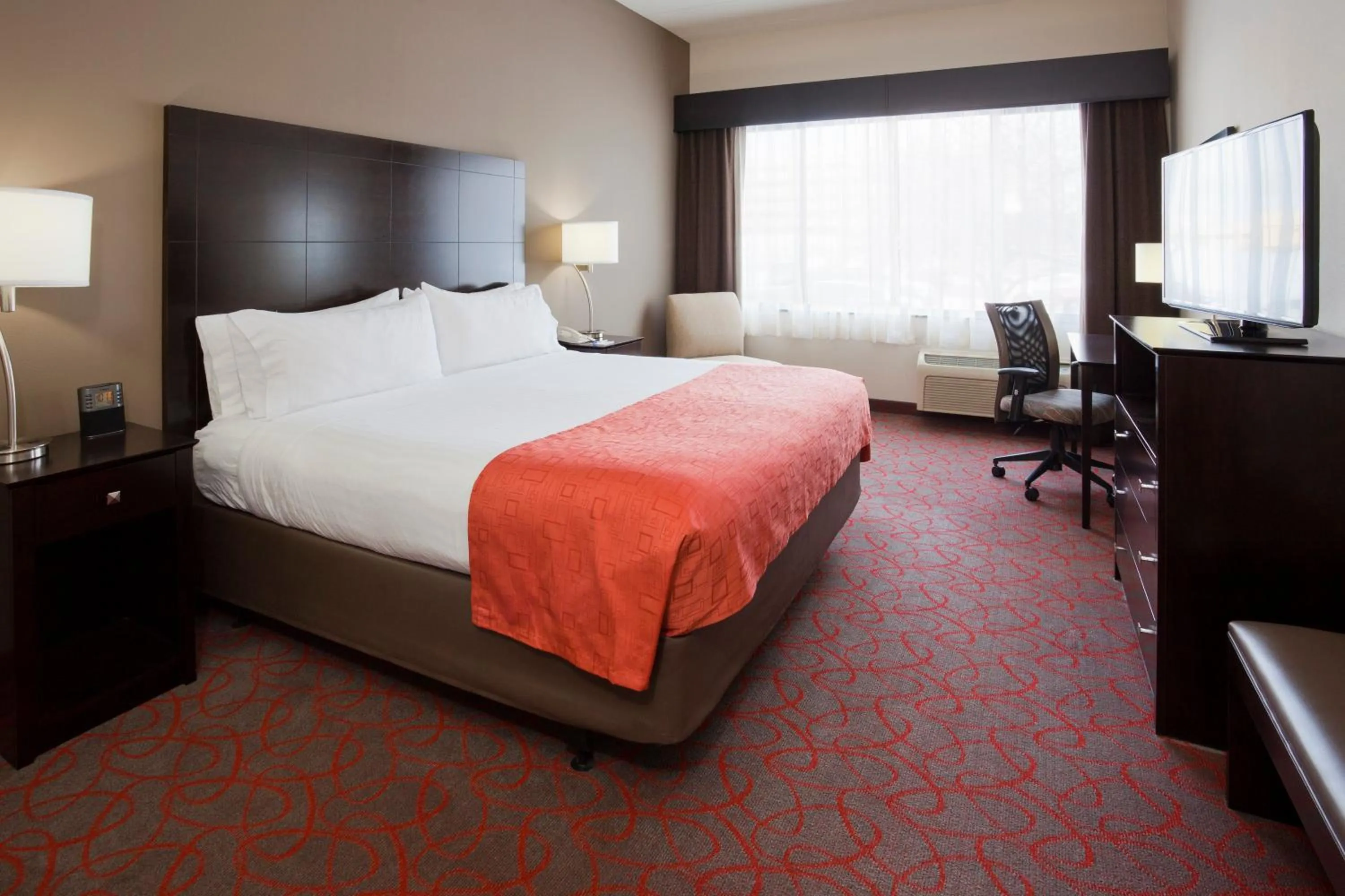 Photo of the whole room, Bed in Holiday Inn Express & Suites Bloomington West by IHG