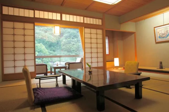 Photo of the whole room in Enraku