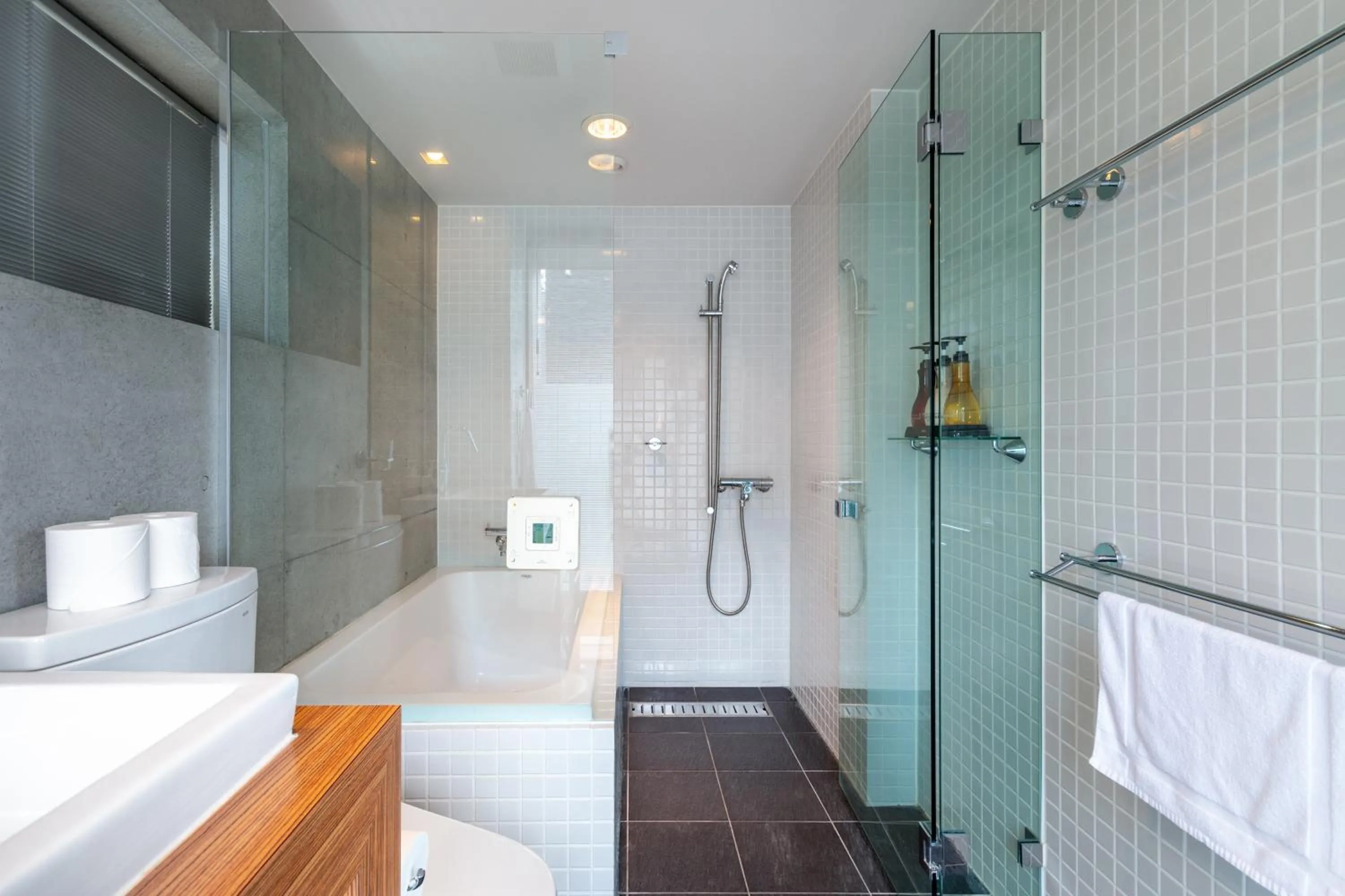 Bathroom in Asanagi by H2 Life