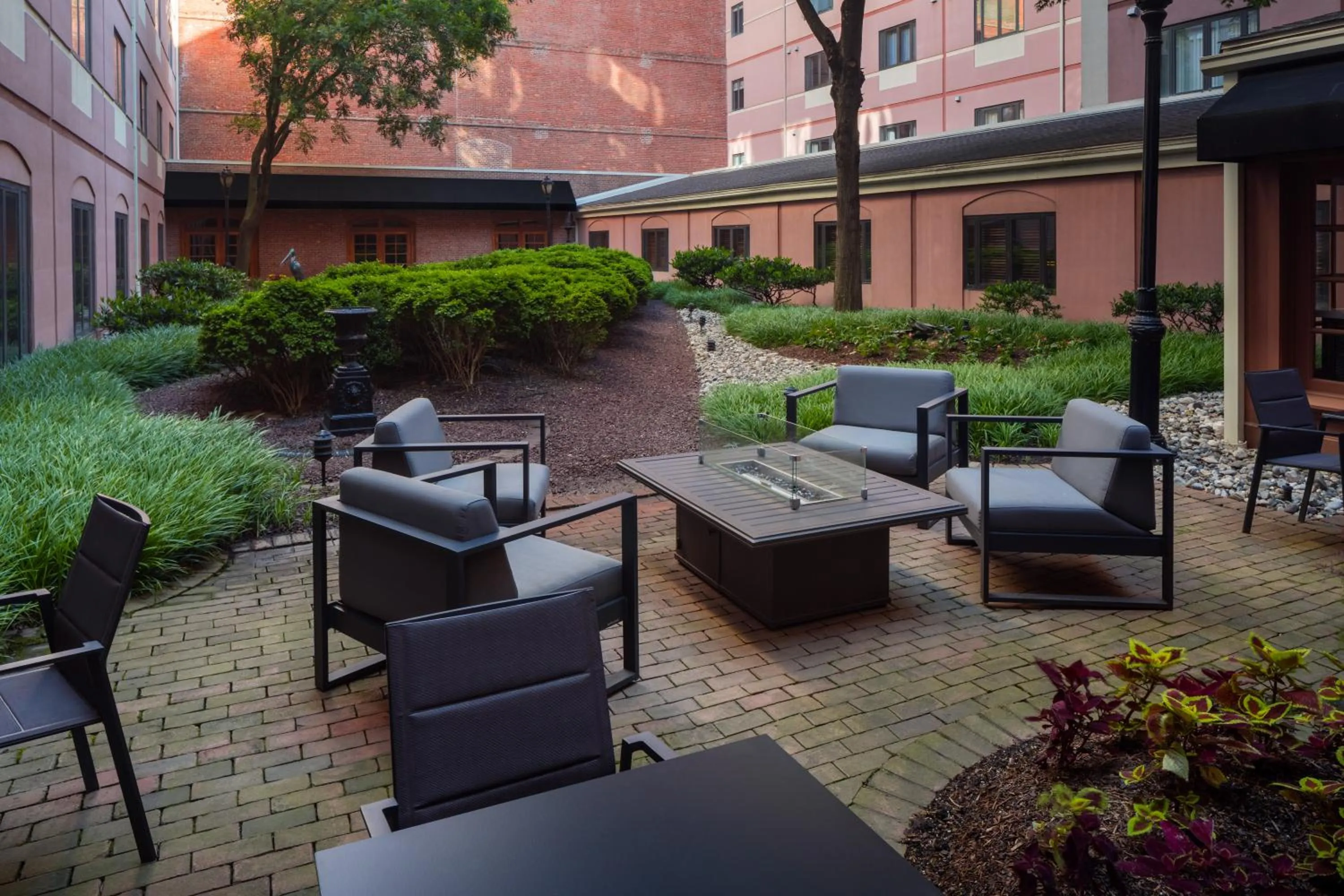 Inner courtyard view in The Inn at Henderson's Wharf, an Ascend Collection Hotel