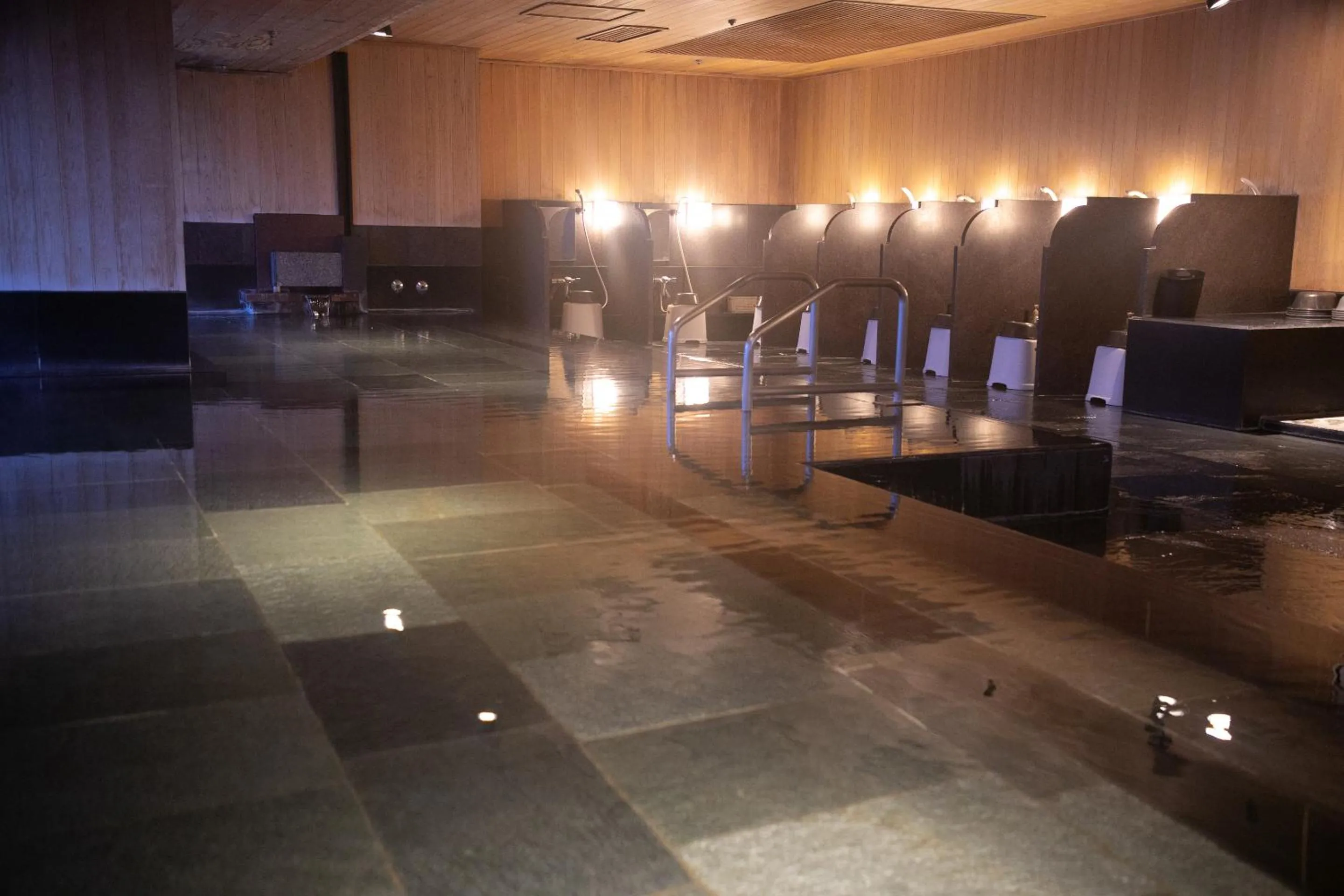 Public Bath in Hotel Beniya