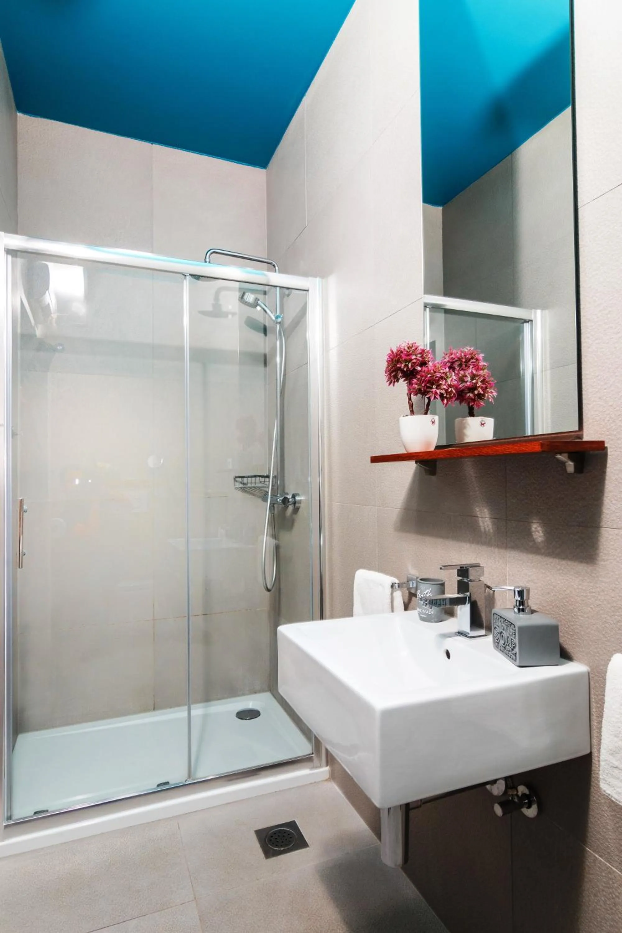 Shower in Riva Luxury Rooms