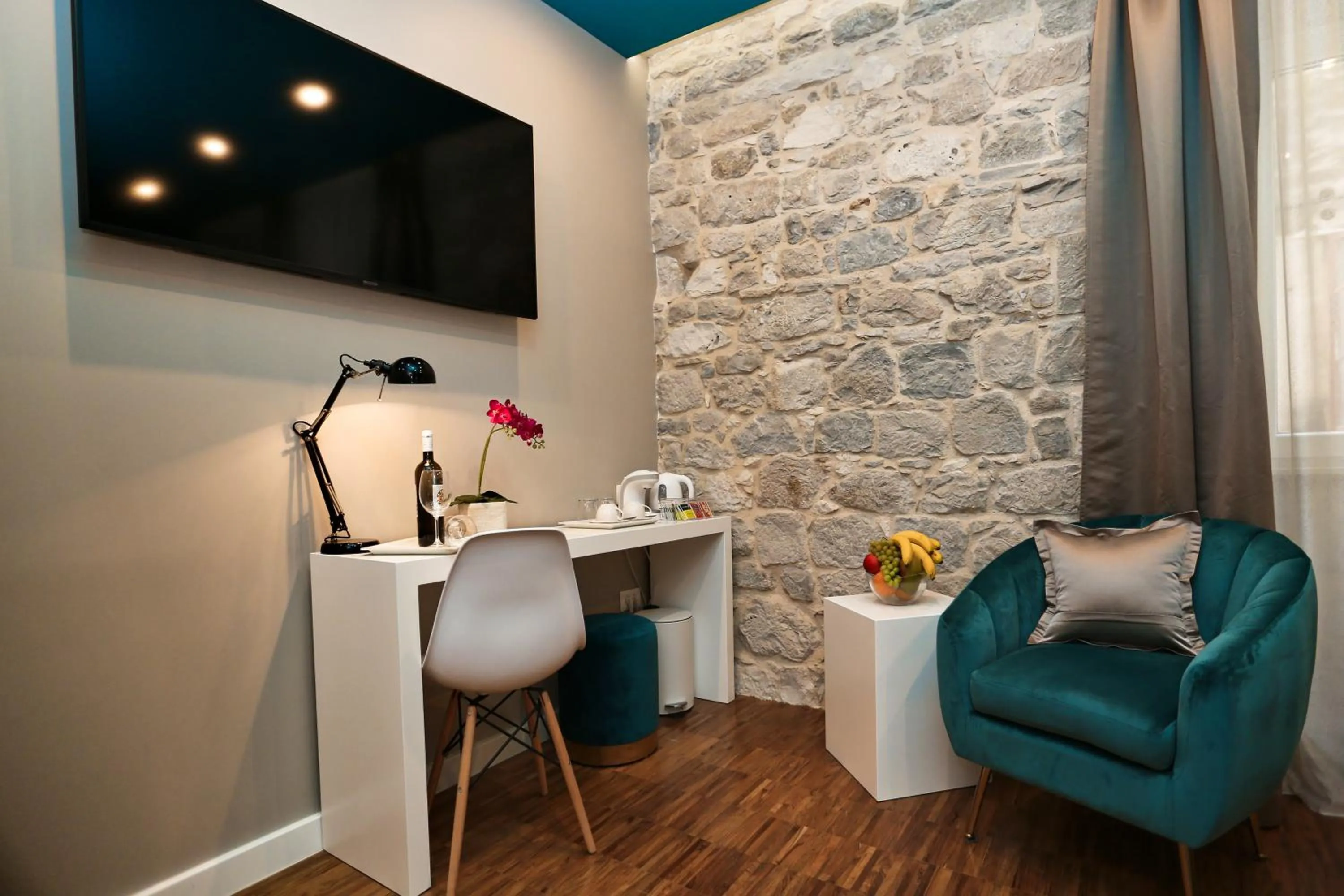 TV and multimedia in Riva Luxury Rooms