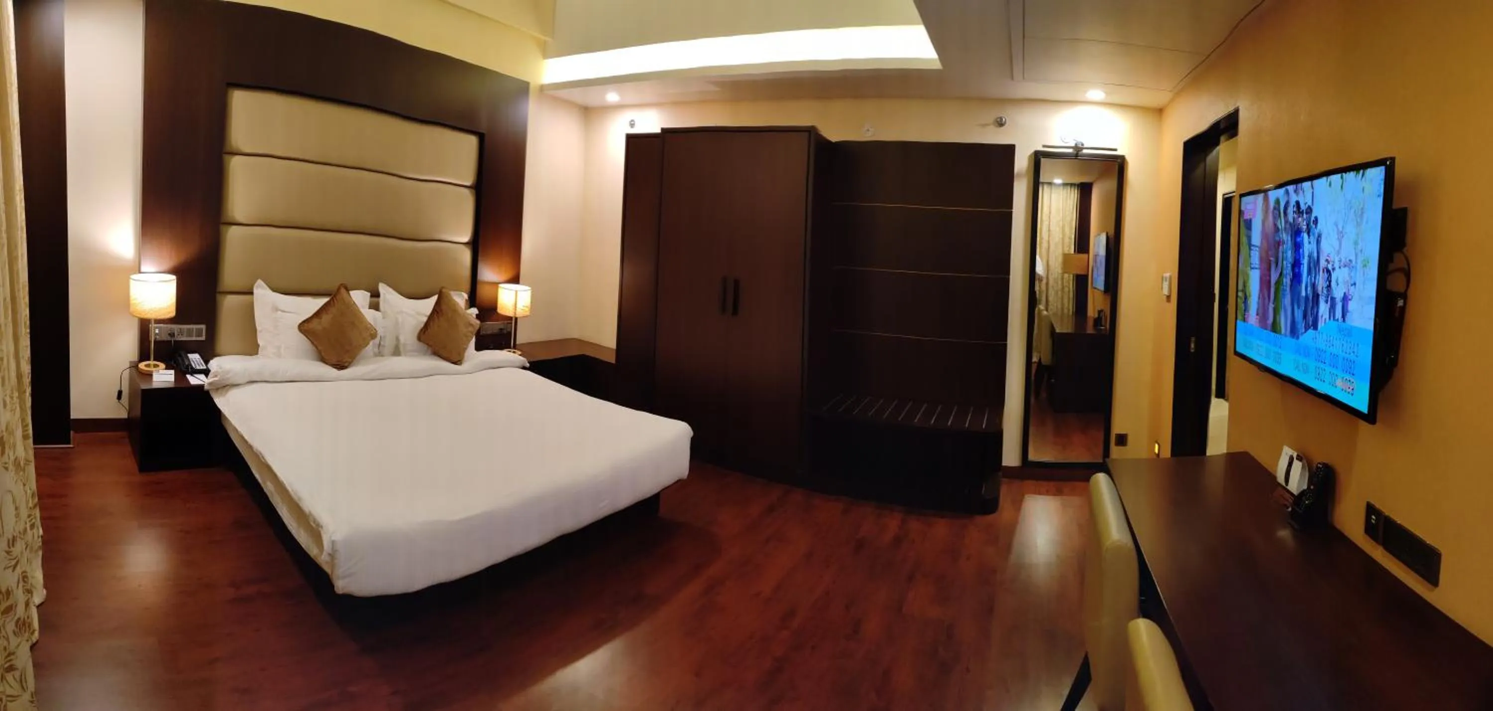 Photo of the whole room, Bed in Vivanta Jamshedpur, Golmuri