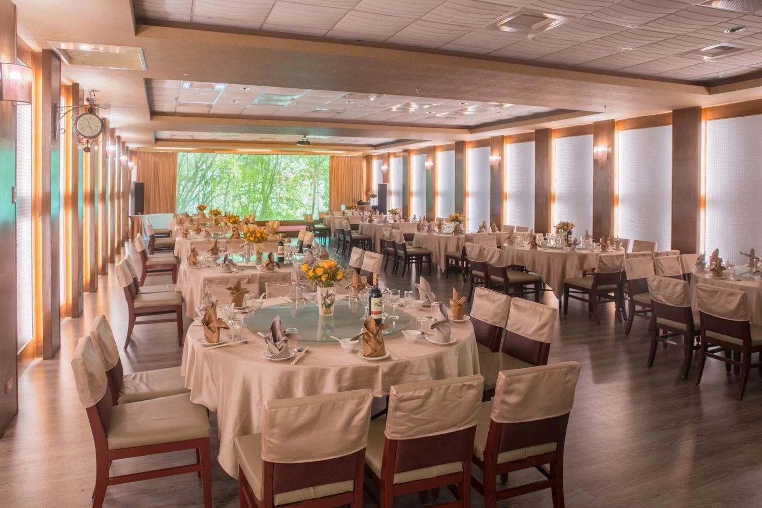 Restaurant/places to eat in Cedarwood Villa