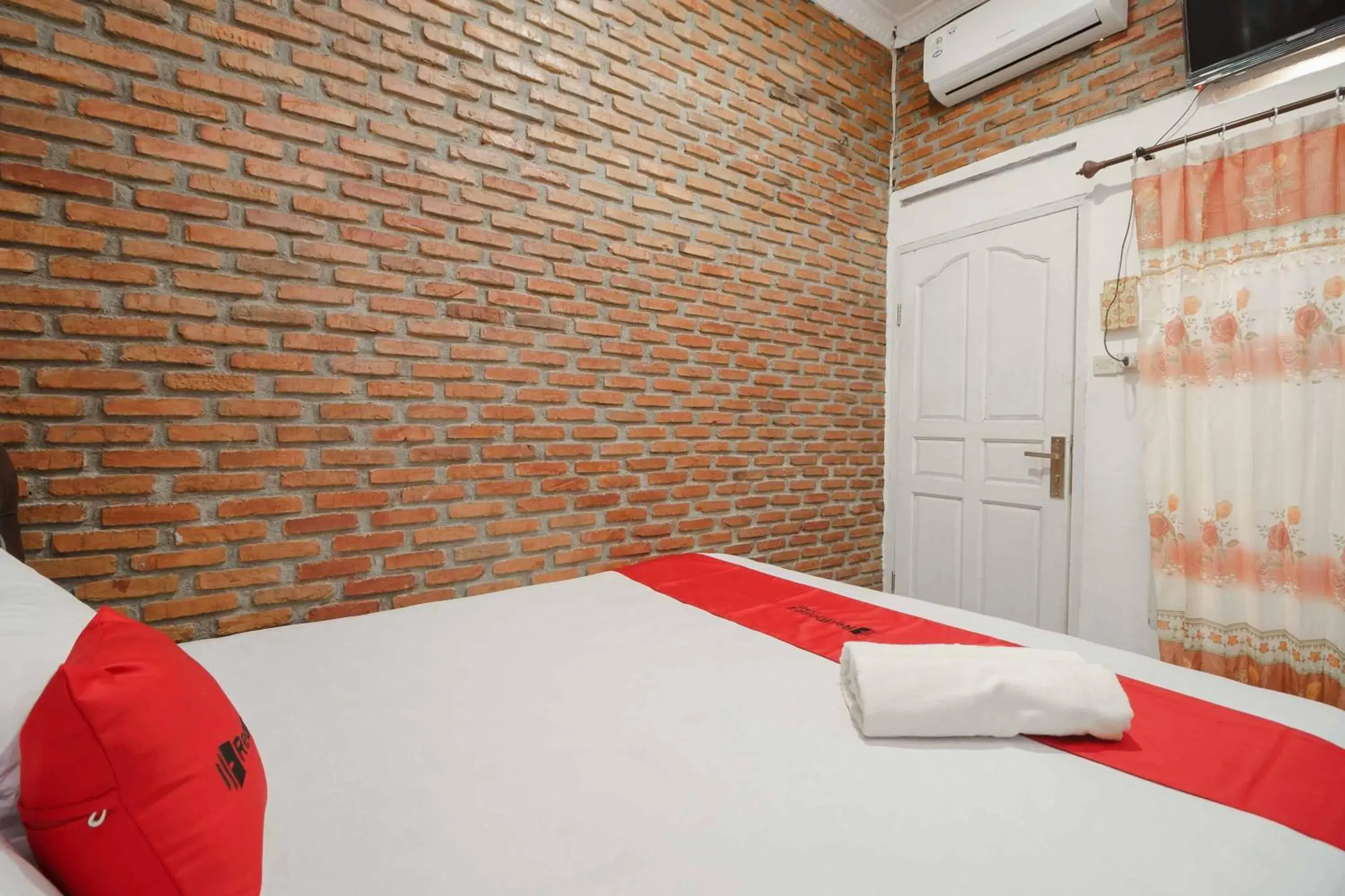 Bedroom, Bed in RedDoorz Syariah near Jalan Asahan Pematang Siantar Bedroom, Bed in RedDoorz Syariah near Jalan Asahan Pematang Siantar