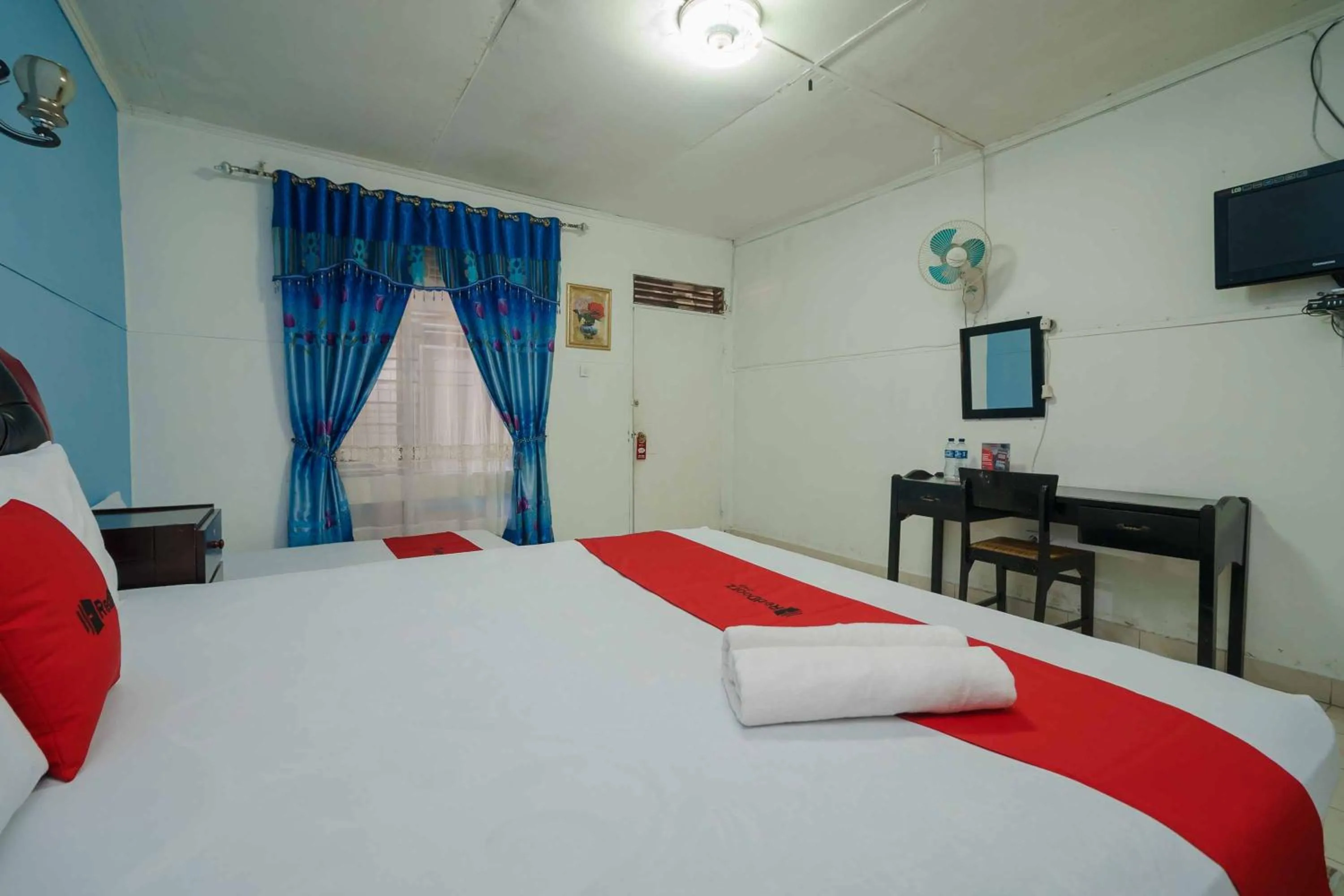 Bedroom, Bed in RedDoorz Syariah near Jalan Asahan Pematang Siantar