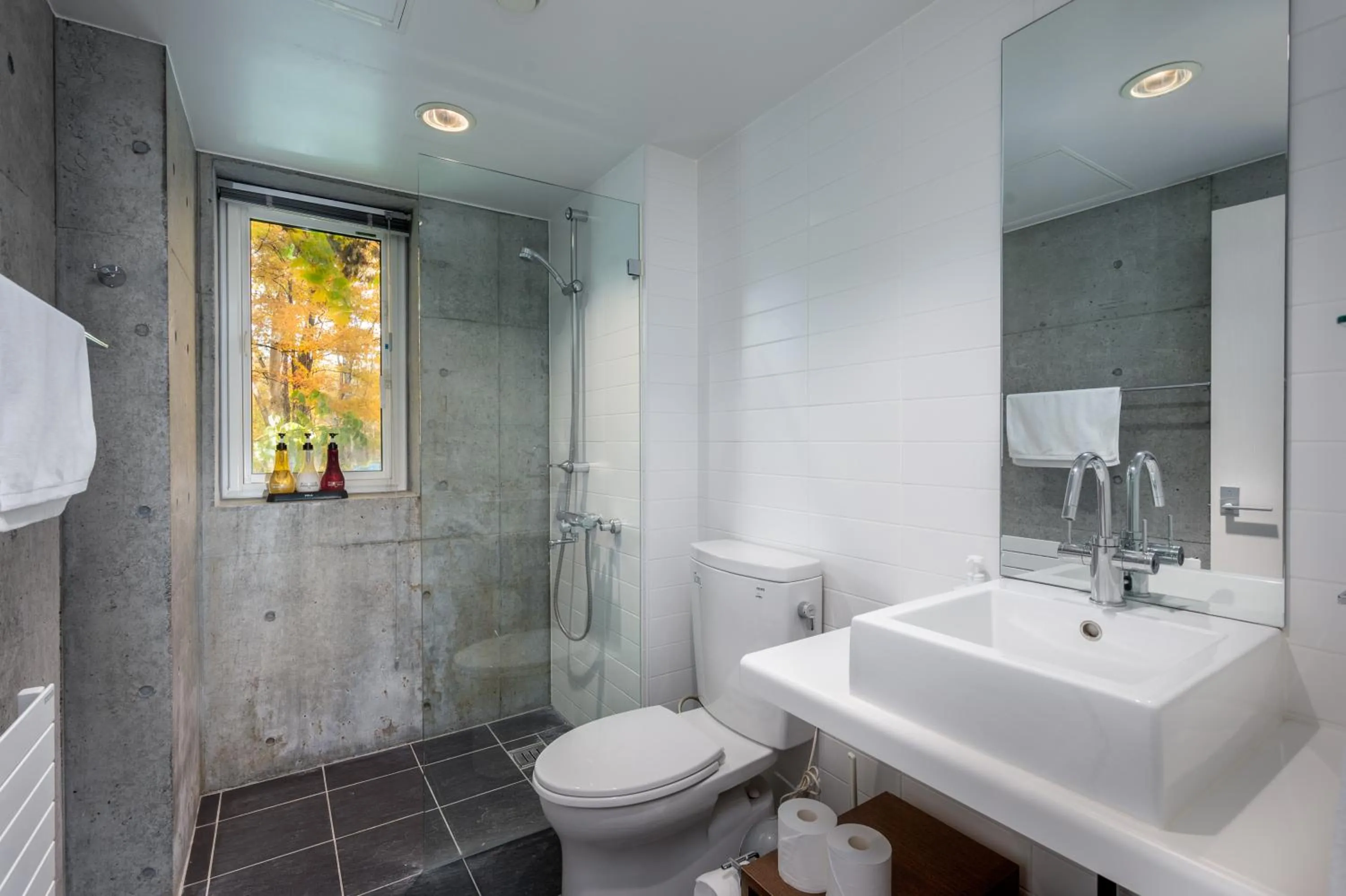 Bathroom in Yuki Uchi by H2 Life