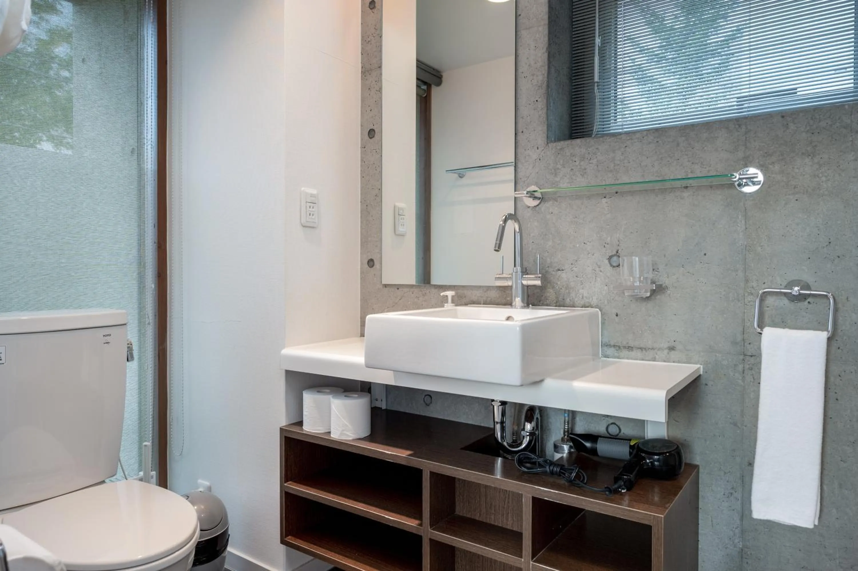 Bathroom in Yuki Uchi by H2 Life