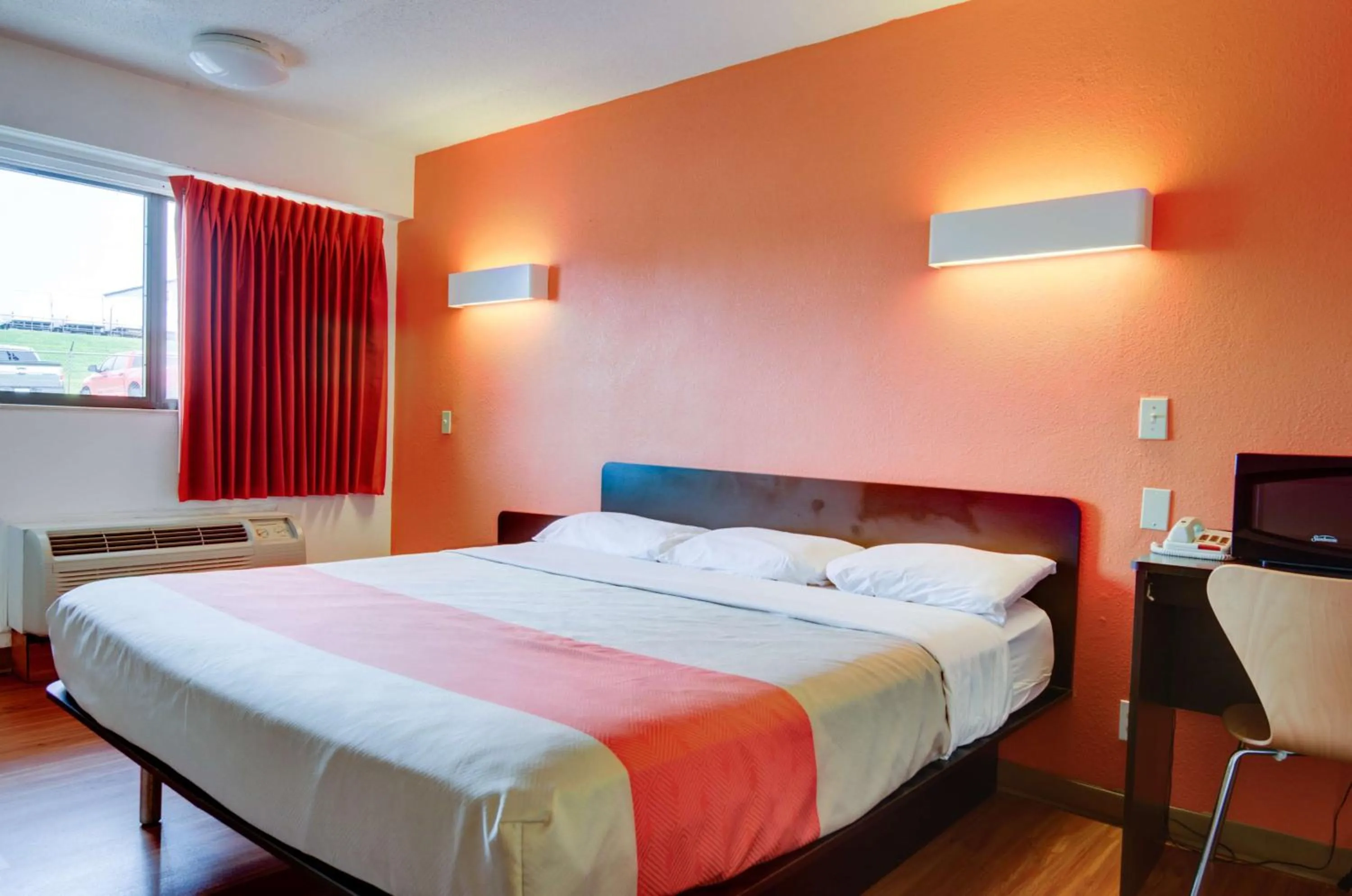 Photo of the whole room, Bed in Motel 6-Kansas City, MO