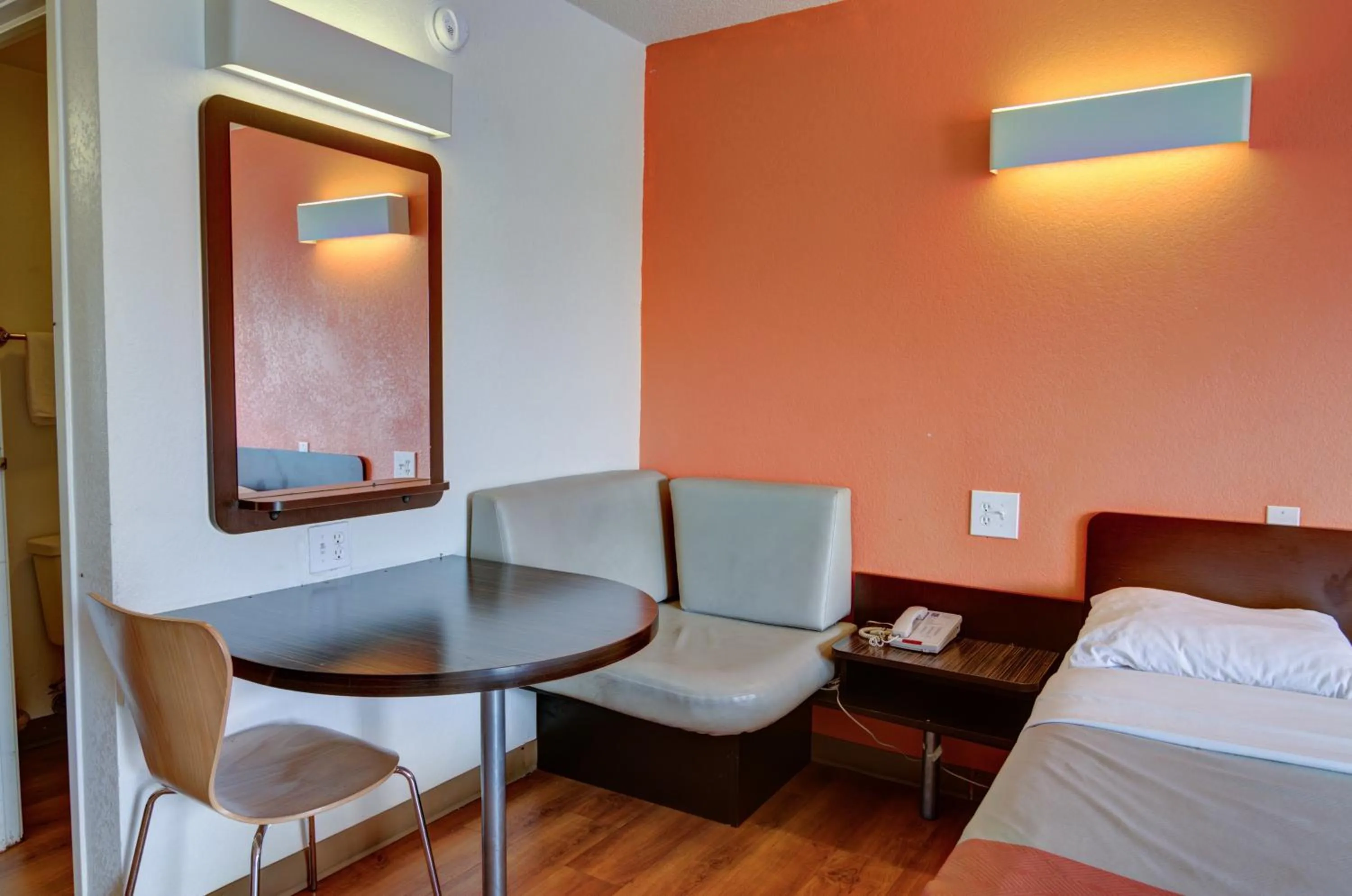 Seating area, Bed in Motel 6-Kansas City, MO