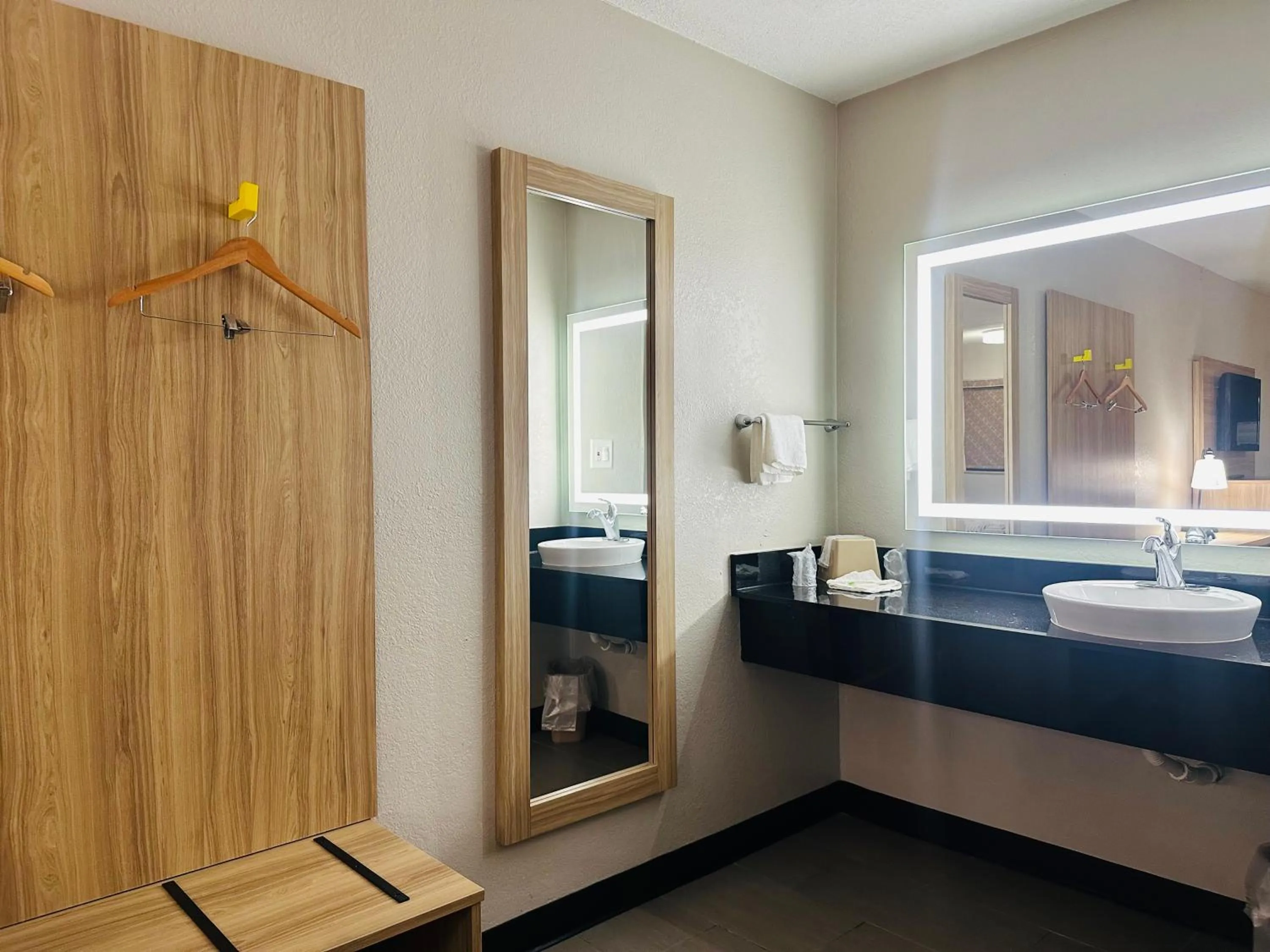 Bedroom in Days Inn by Wyndham Kansas City Northeast