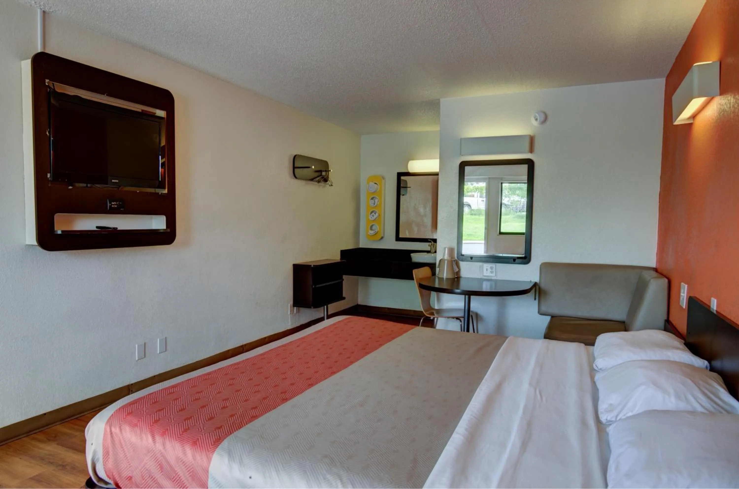 Bedroom, Bed in Motel 6-Kansas City, MO