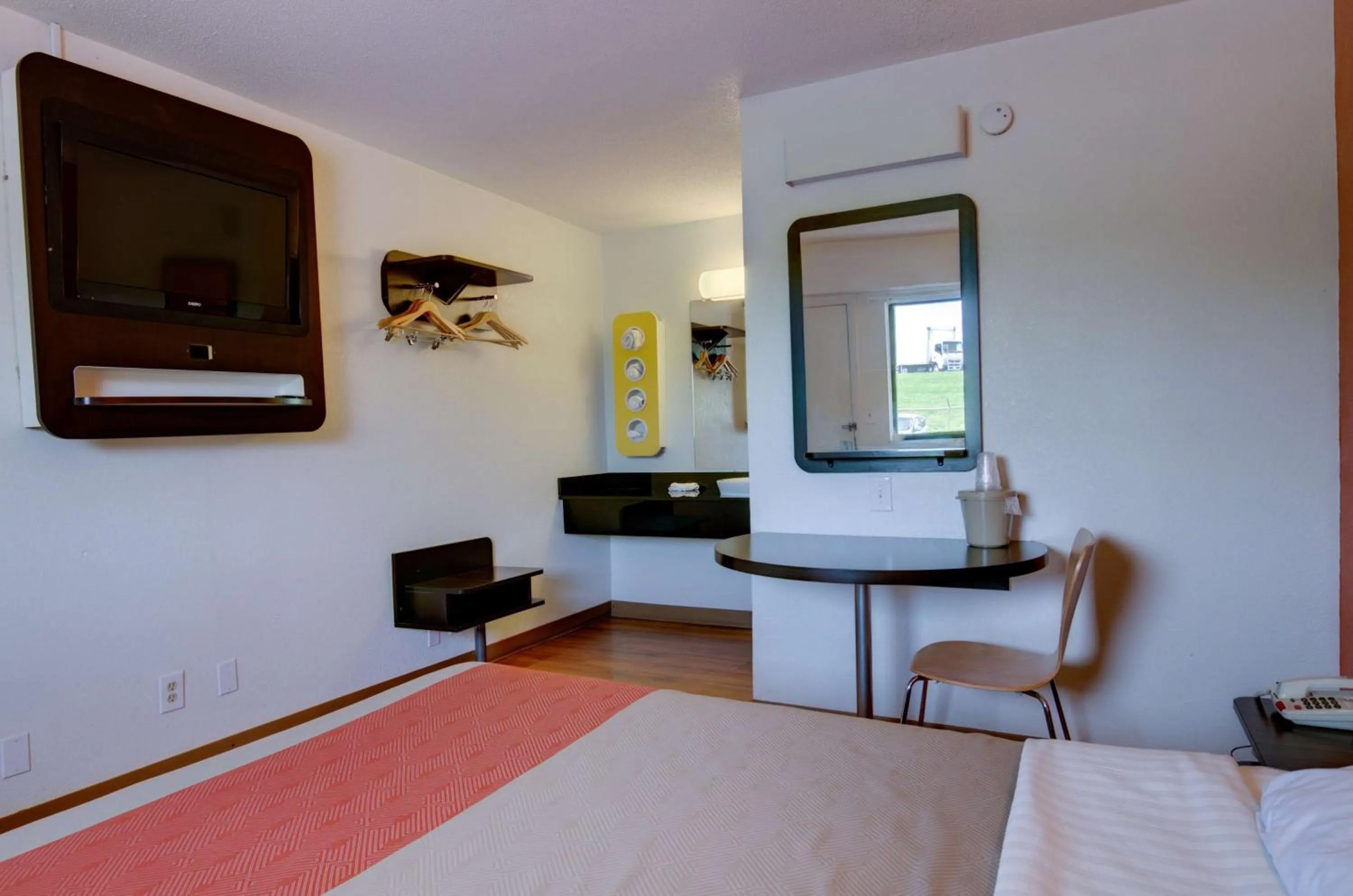 TV and multimedia, Bed in Motel 6-Kansas City, MO