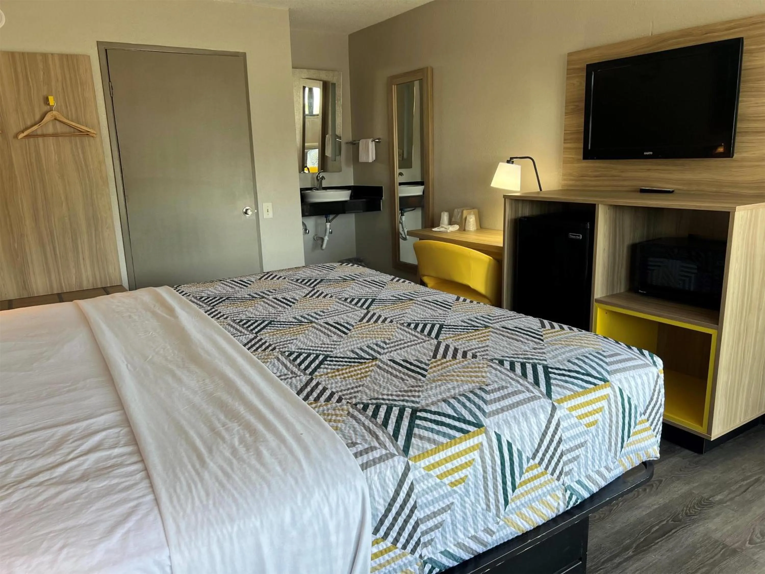 Photo of the whole room, Bed in Days Inn by Wyndham Kansas City Northeast