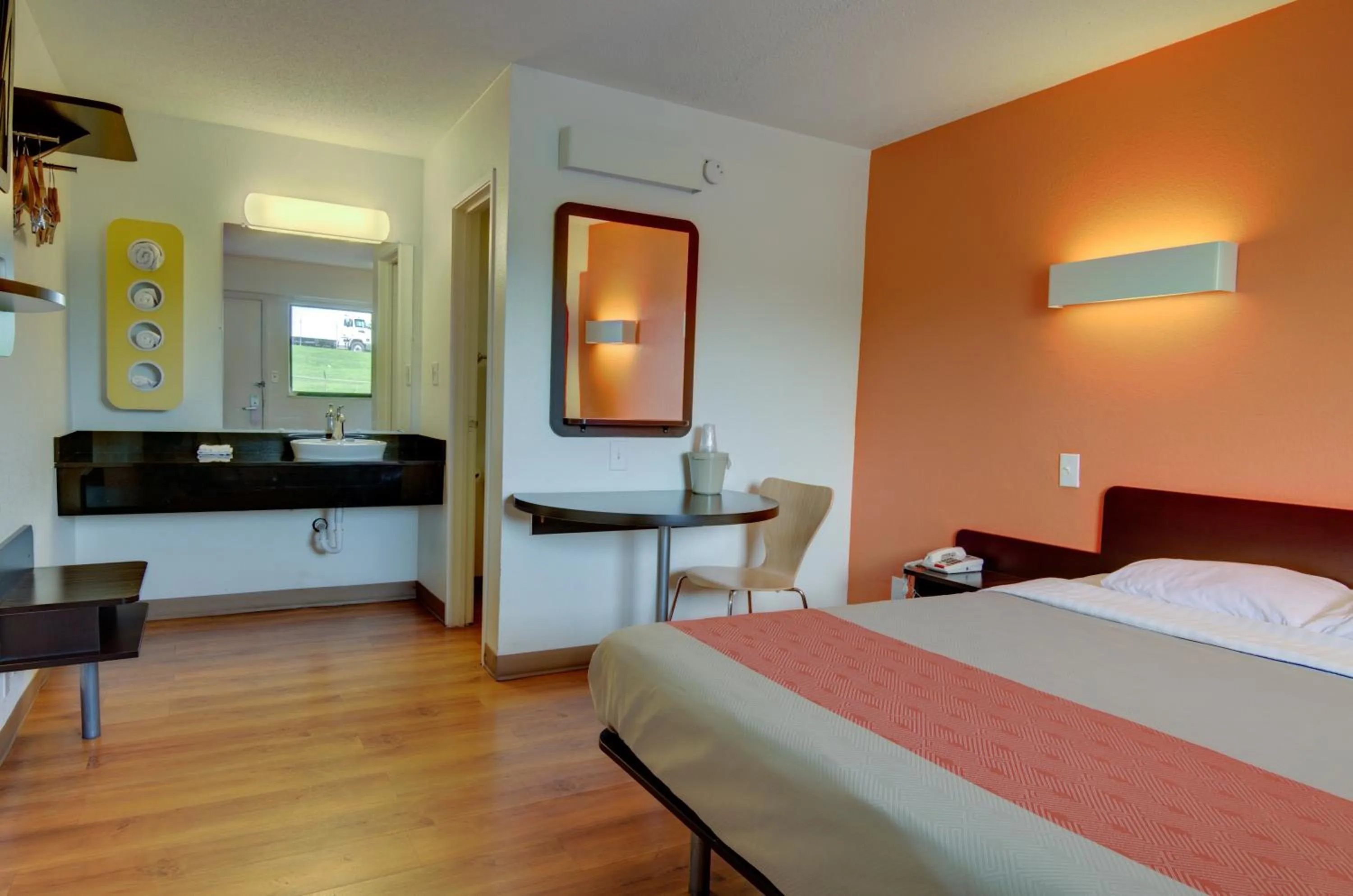 Seating area, Bed in Motel 6-Kansas City, MO