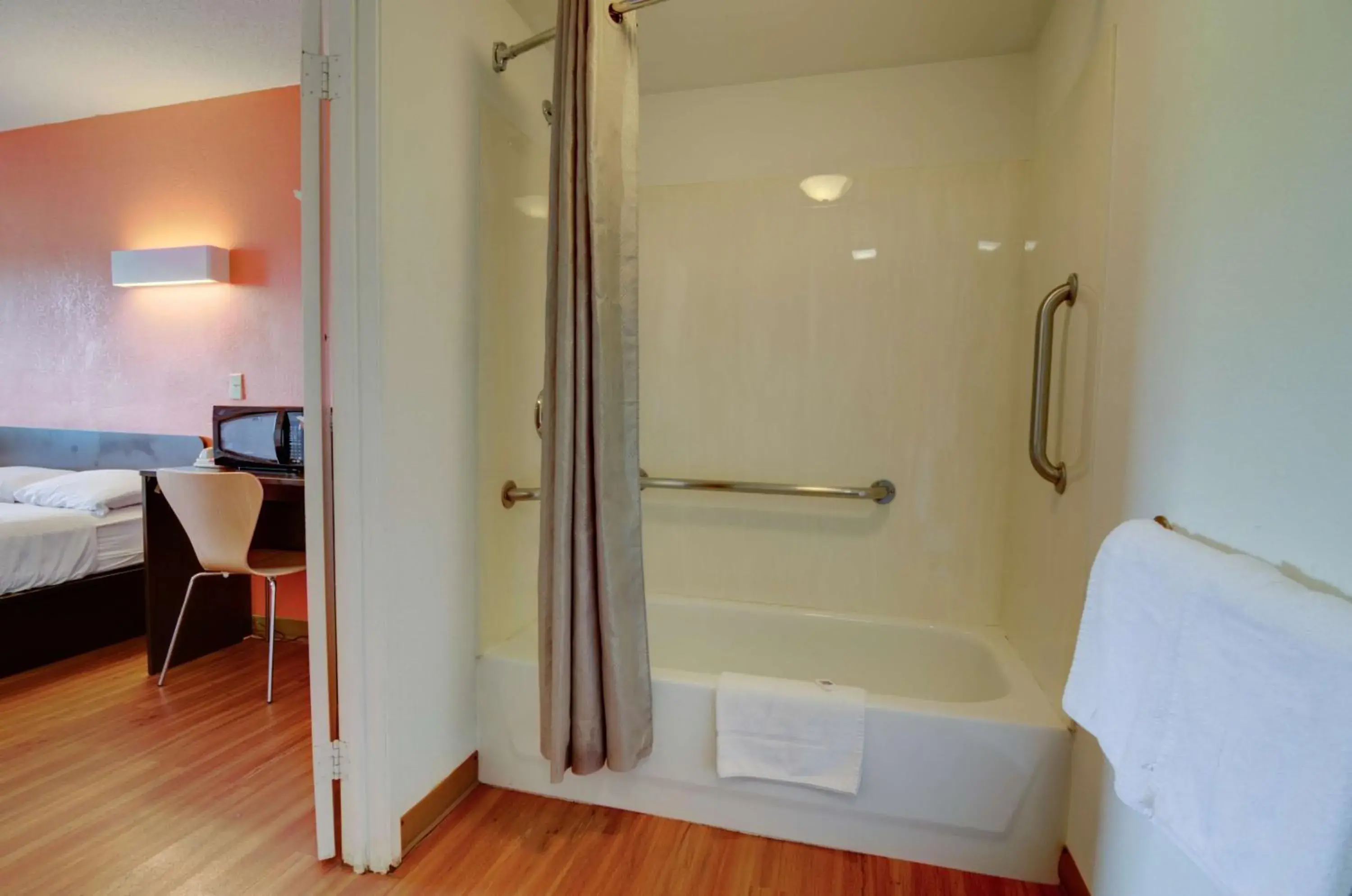 King Room - single occupancy - Disability Access - Non-Smoking in Motel 6-Kansas City, MO King Room - single occupancy - Disability Access - Non-Smoking in Motel 6-Kansas City, MO