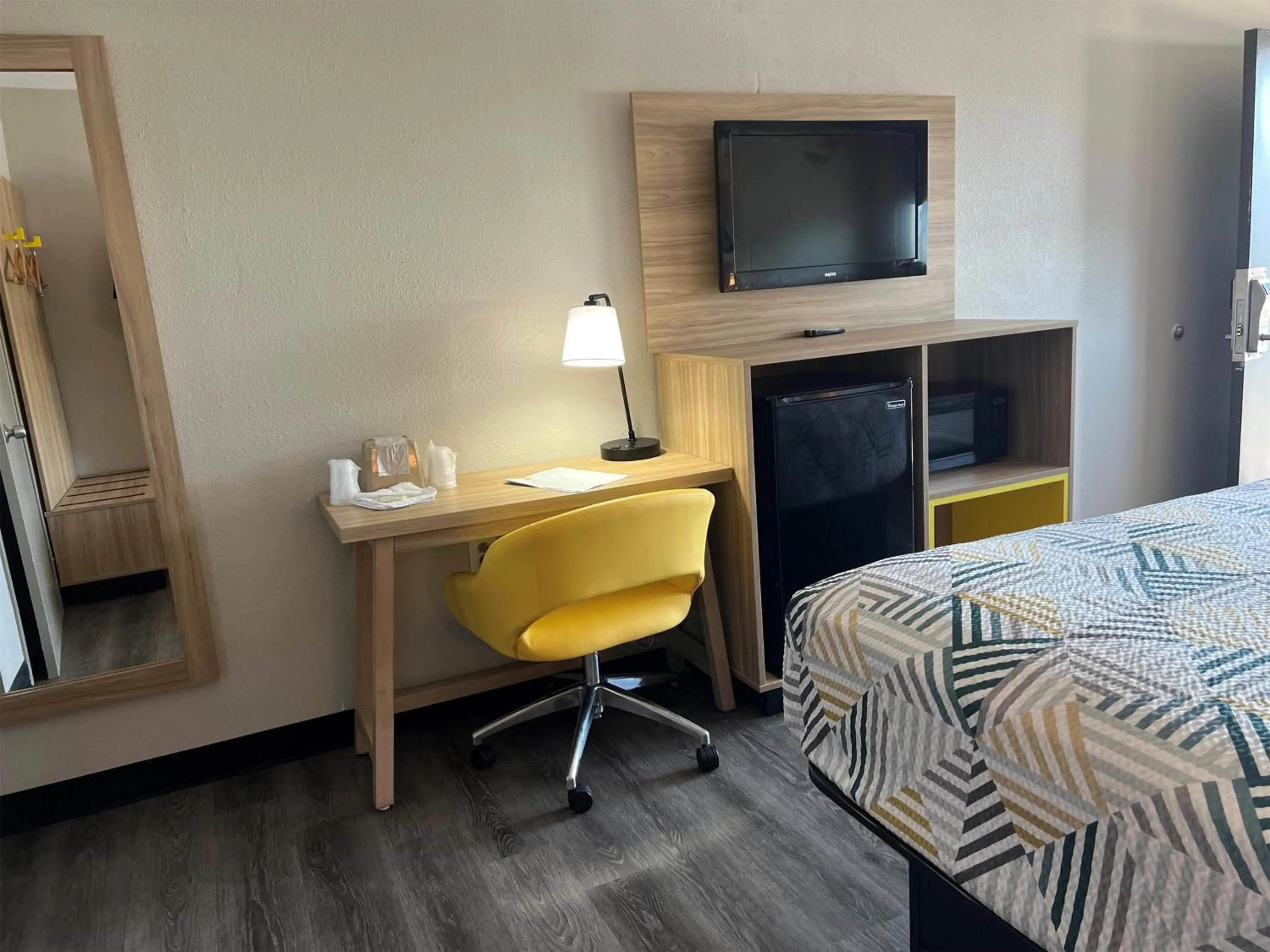 Photo of the whole room, Bed in Days Inn by Wyndham Kansas City Northeast