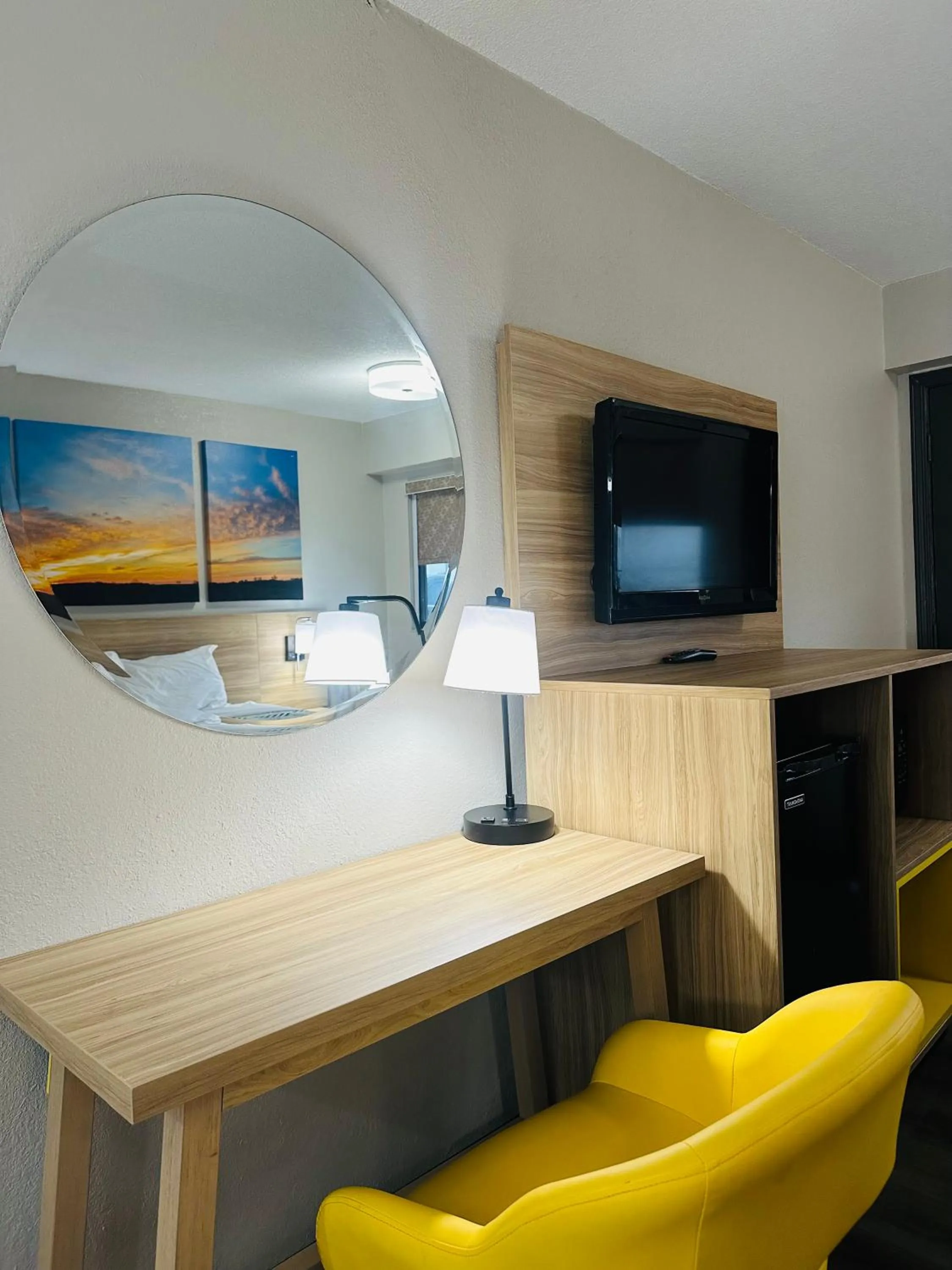 Bedroom in Days Inn by Wyndham Kansas City Northeast