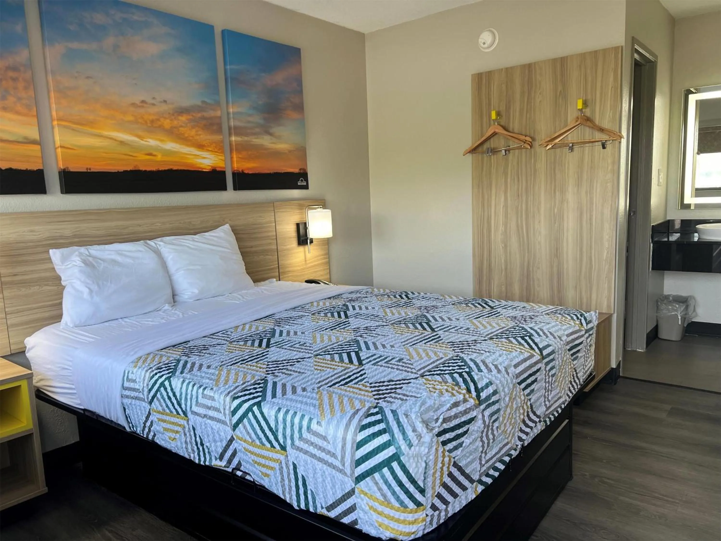 Photo of the whole room, Bed in Days Inn by Wyndham Kansas City Northeast