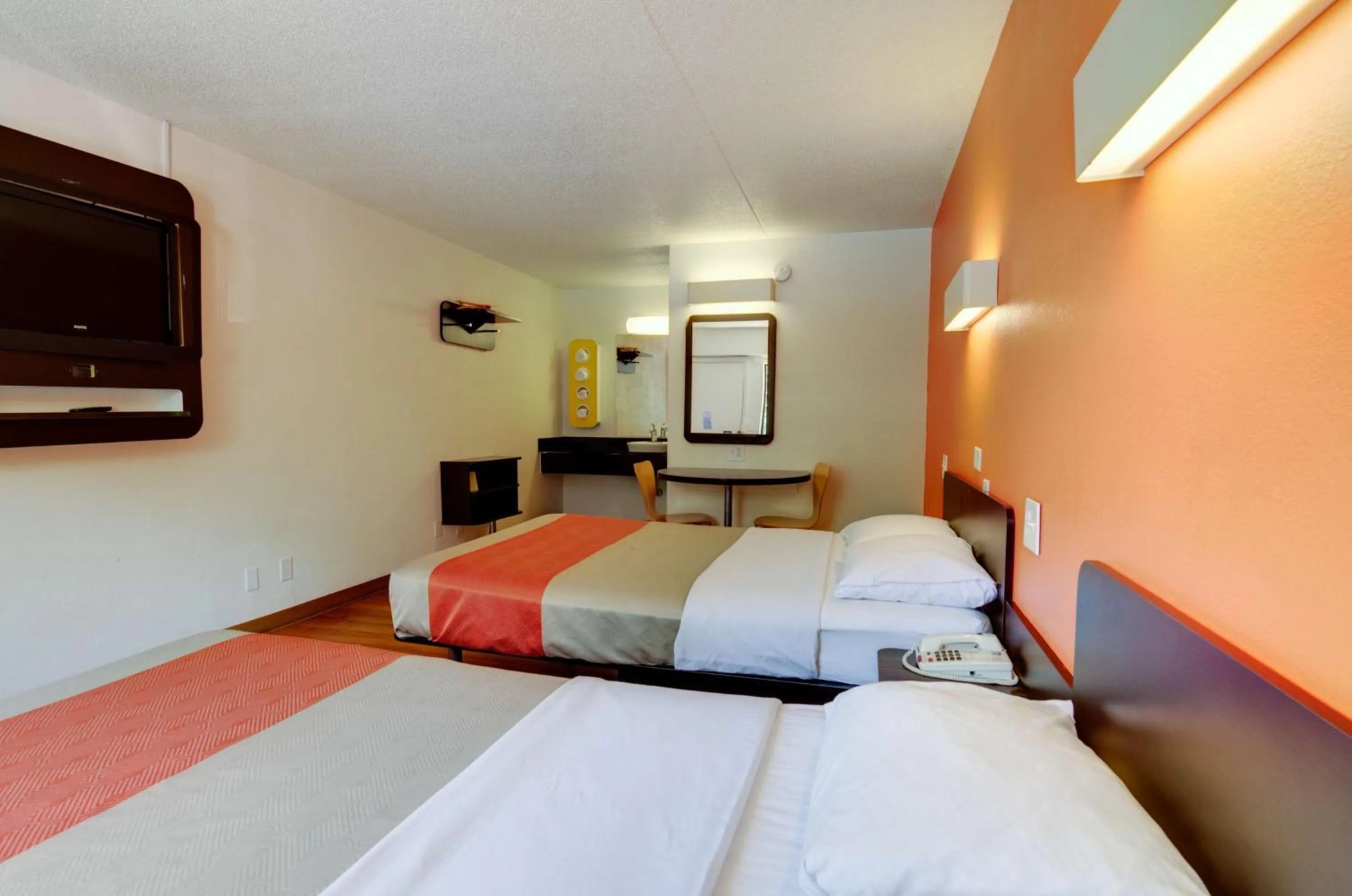 TV and multimedia, Bed in Motel 6-Kansas City, MO