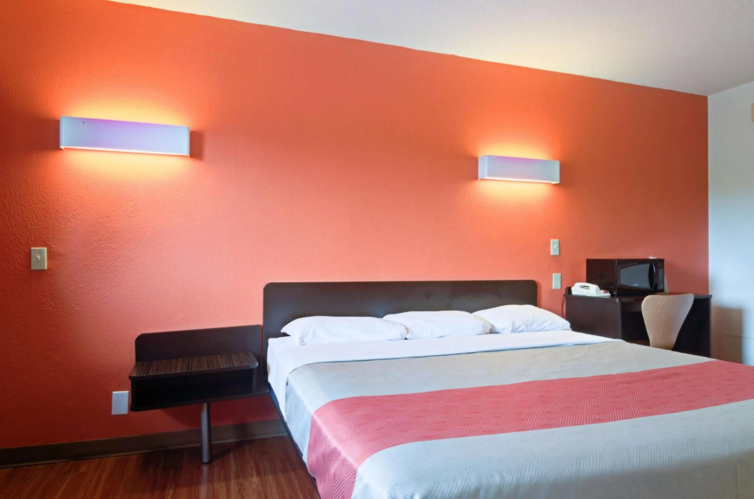 Photo of the whole room, Bed in Motel 6-Kansas City, MO