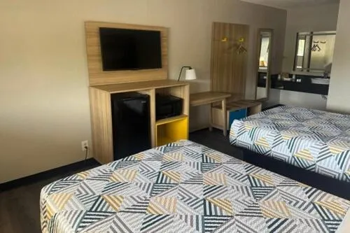 TV and multimedia, Bed in Days Inn by Wyndham Kansas City Northeast