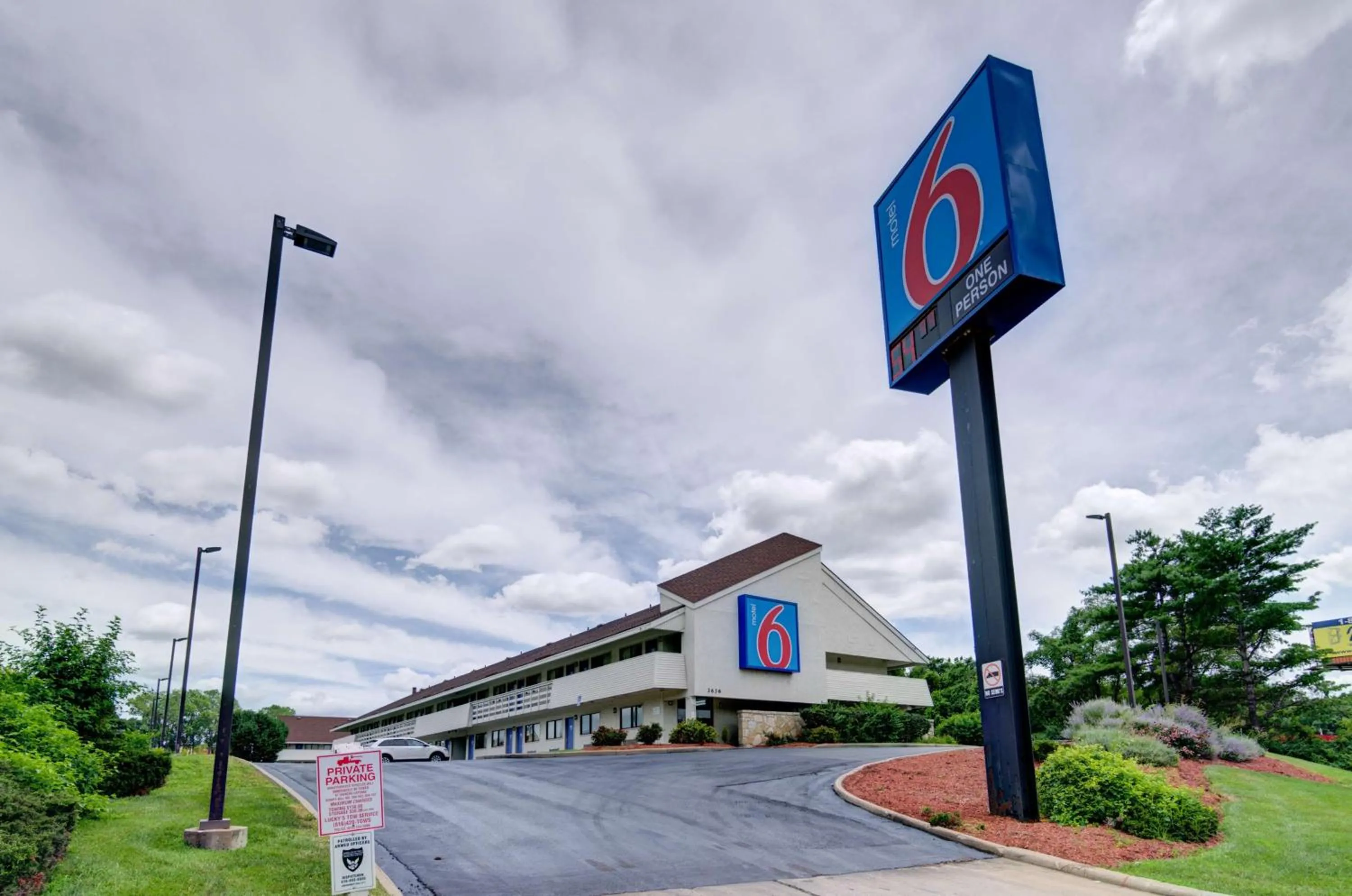 Property building in Motel 6-Kansas City, MO